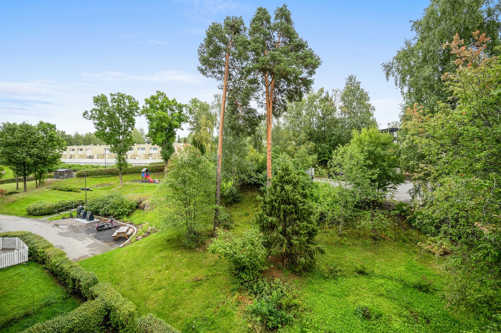 Utsikt over grøntområde med lekeplass Galleribilde