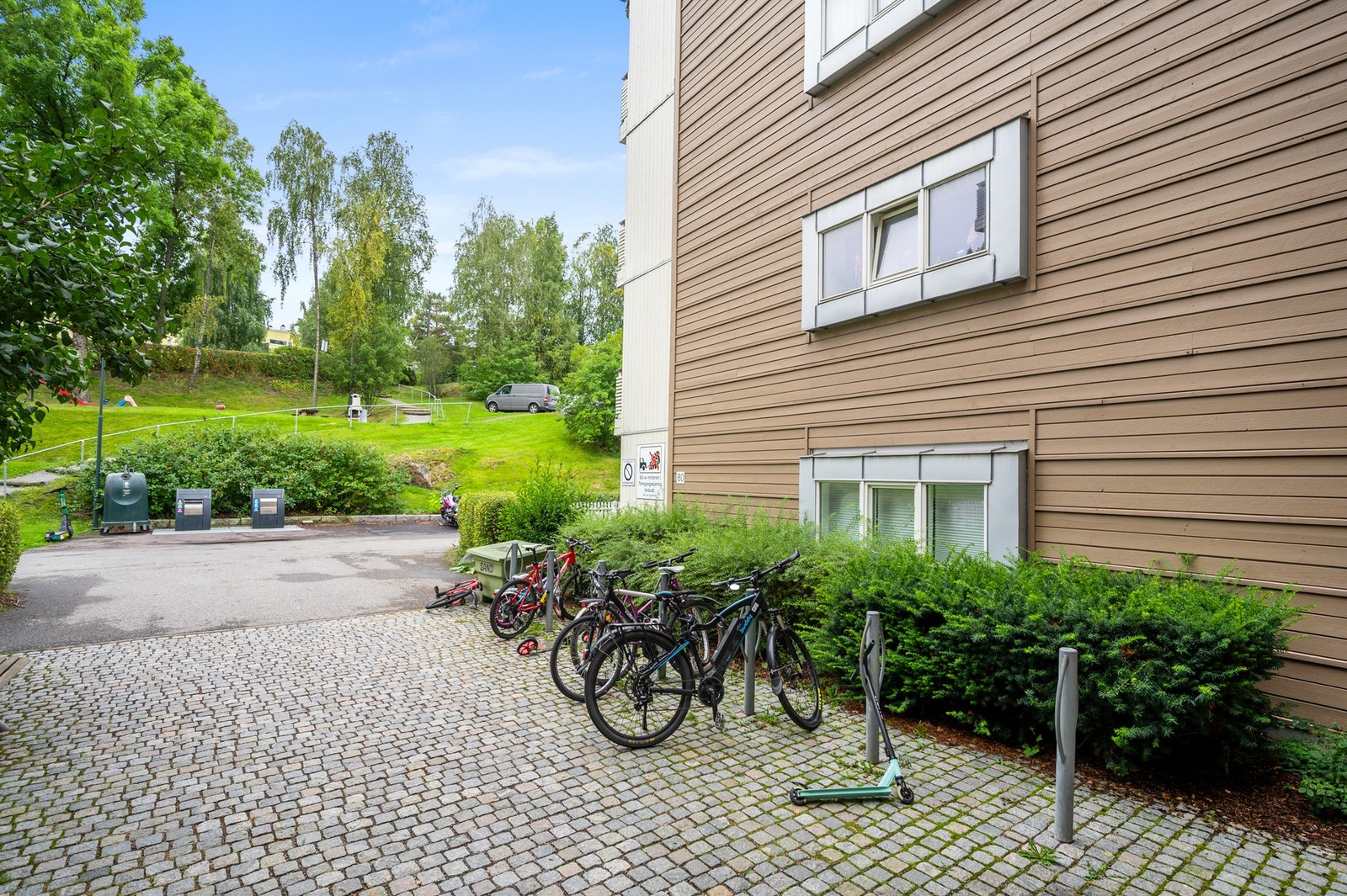 Sykkelparkering på brosteinsbelagt uteplass. Galleribilde