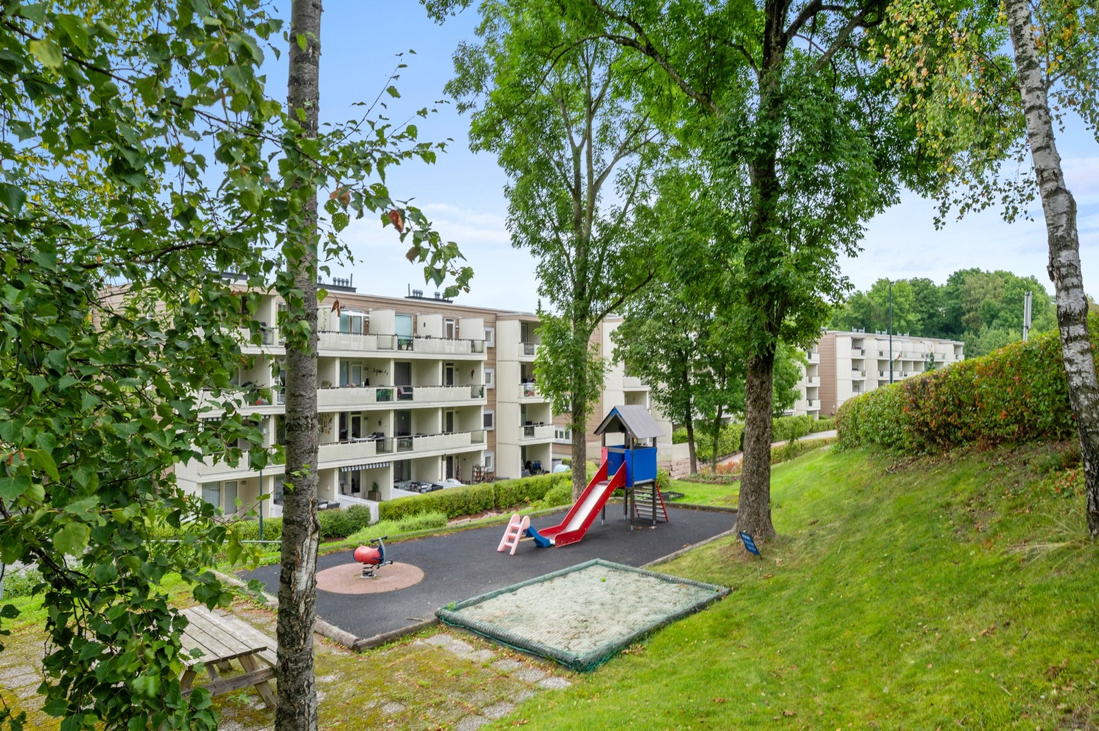 Felles lekeplass på stort grøntområde. Galleribilde