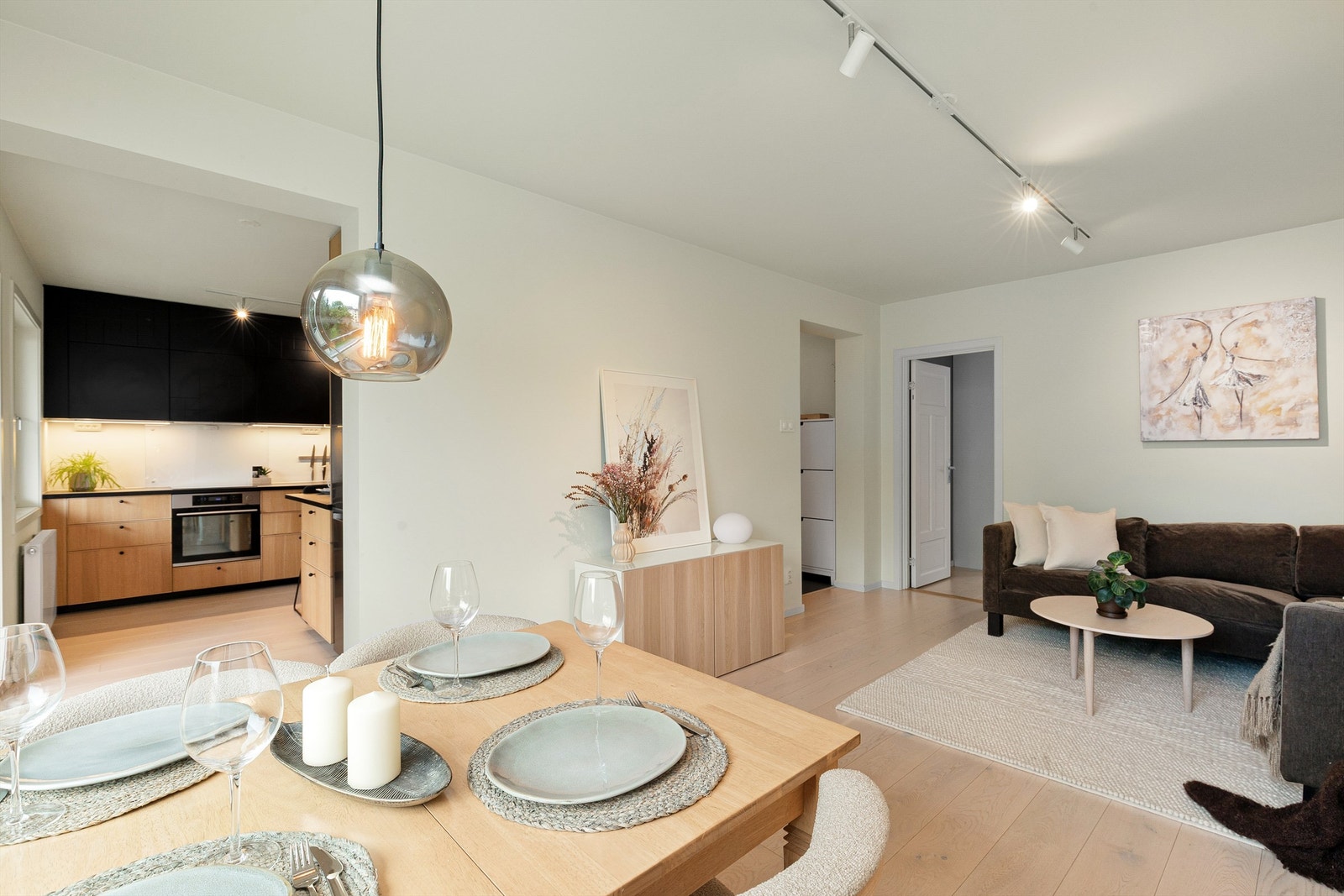 Stuen er praktisk utformet med god plass til både spisebord og sofagruppe med TV og stuebord Galleribilde