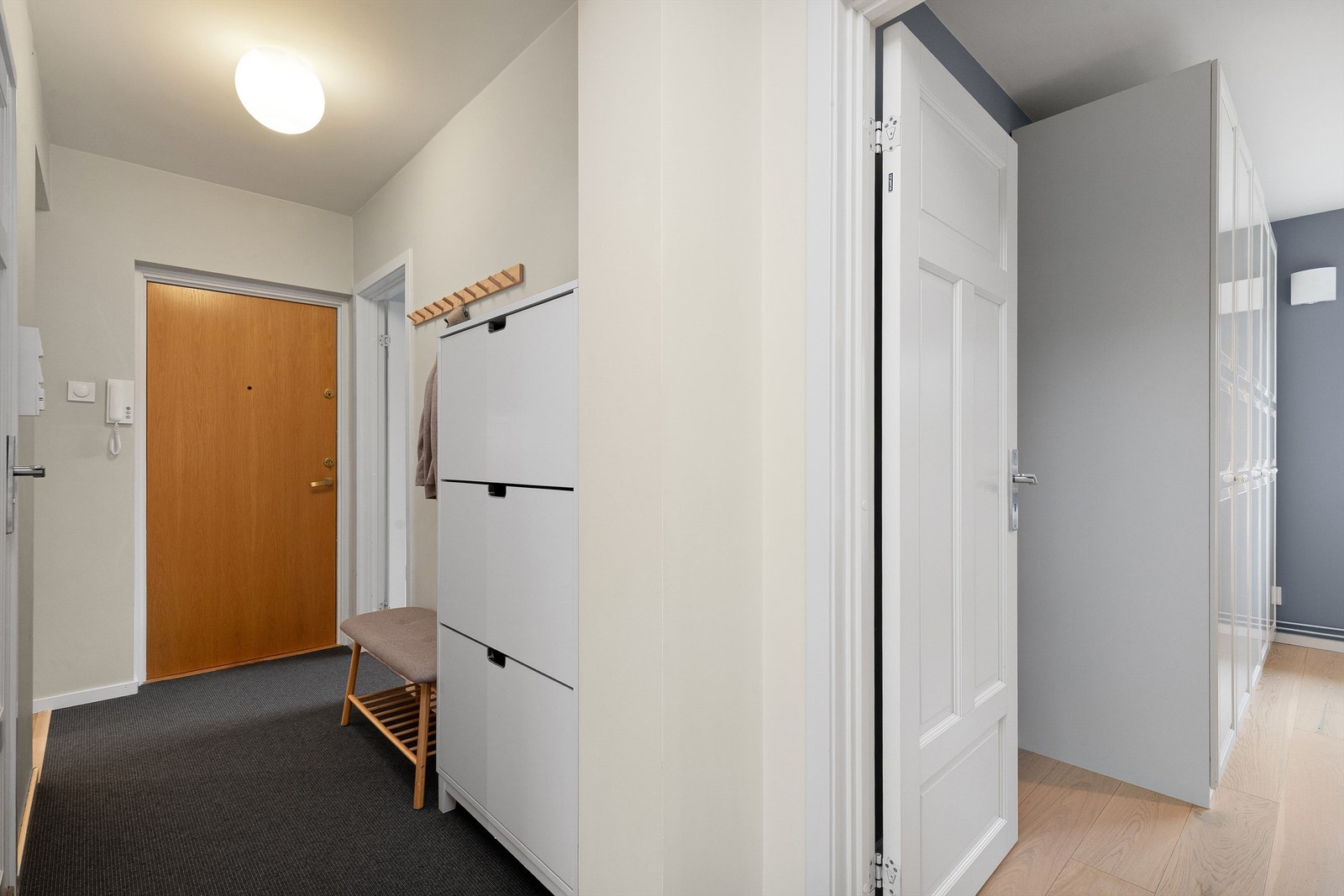 Entré med plass til skoskap og til å henge fra seg jakker på vegghengte knagger Galleribilde