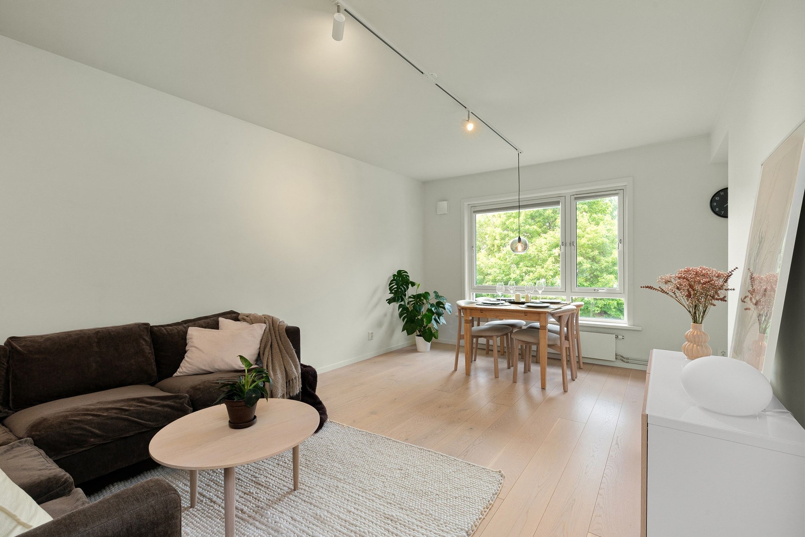 Slette vegger med listefrie overganger til tak er med på å gi rommet et moderne og minimalistisk utrykk Galleribilde