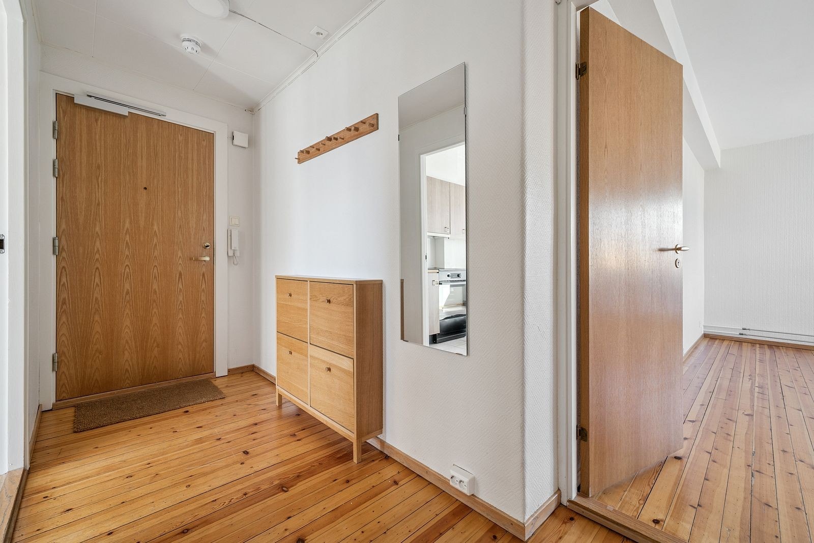 Hyggelig entré med knagger og skoskap. Galleribilde