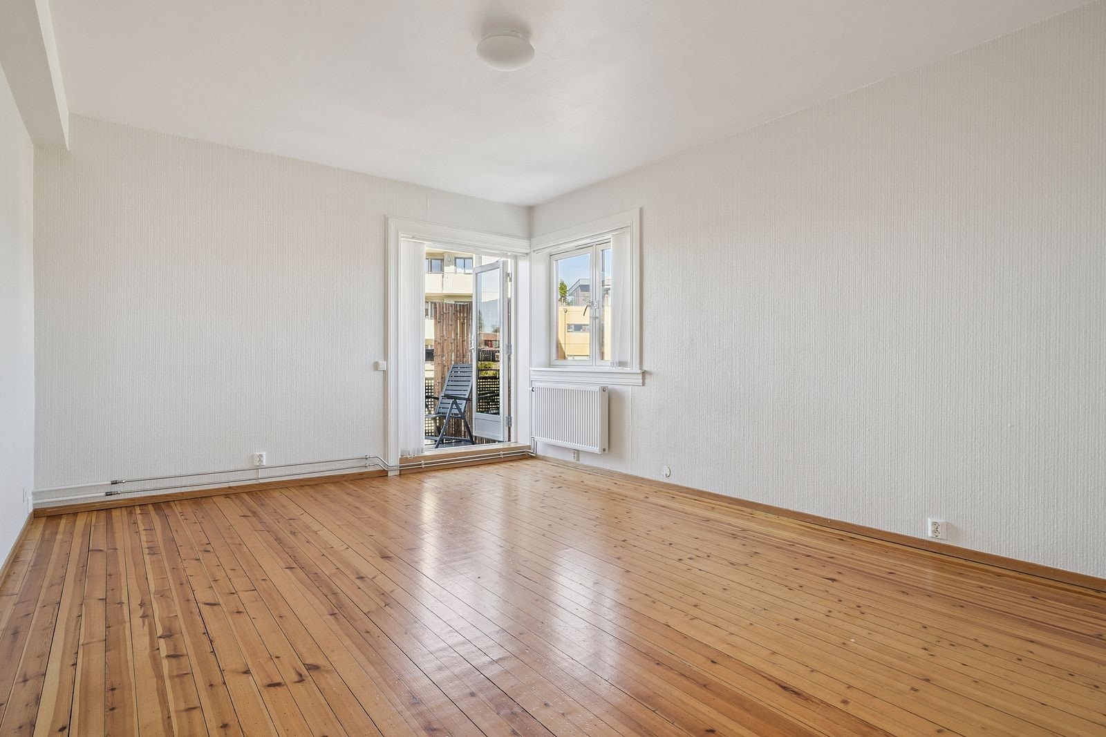 Stue med utgang til balkong, Galleribilde