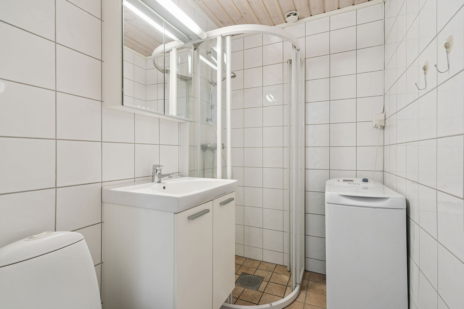 Flislagt bad/WC med vaskemaskin. Galleribilde