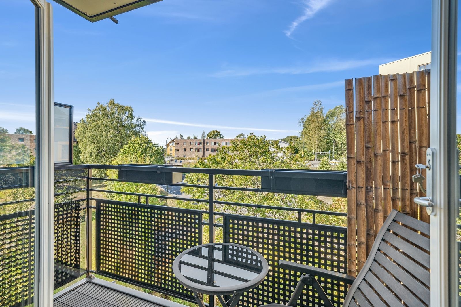 Balkongen vender ut mot hyggelige fellesområder Galleribilde