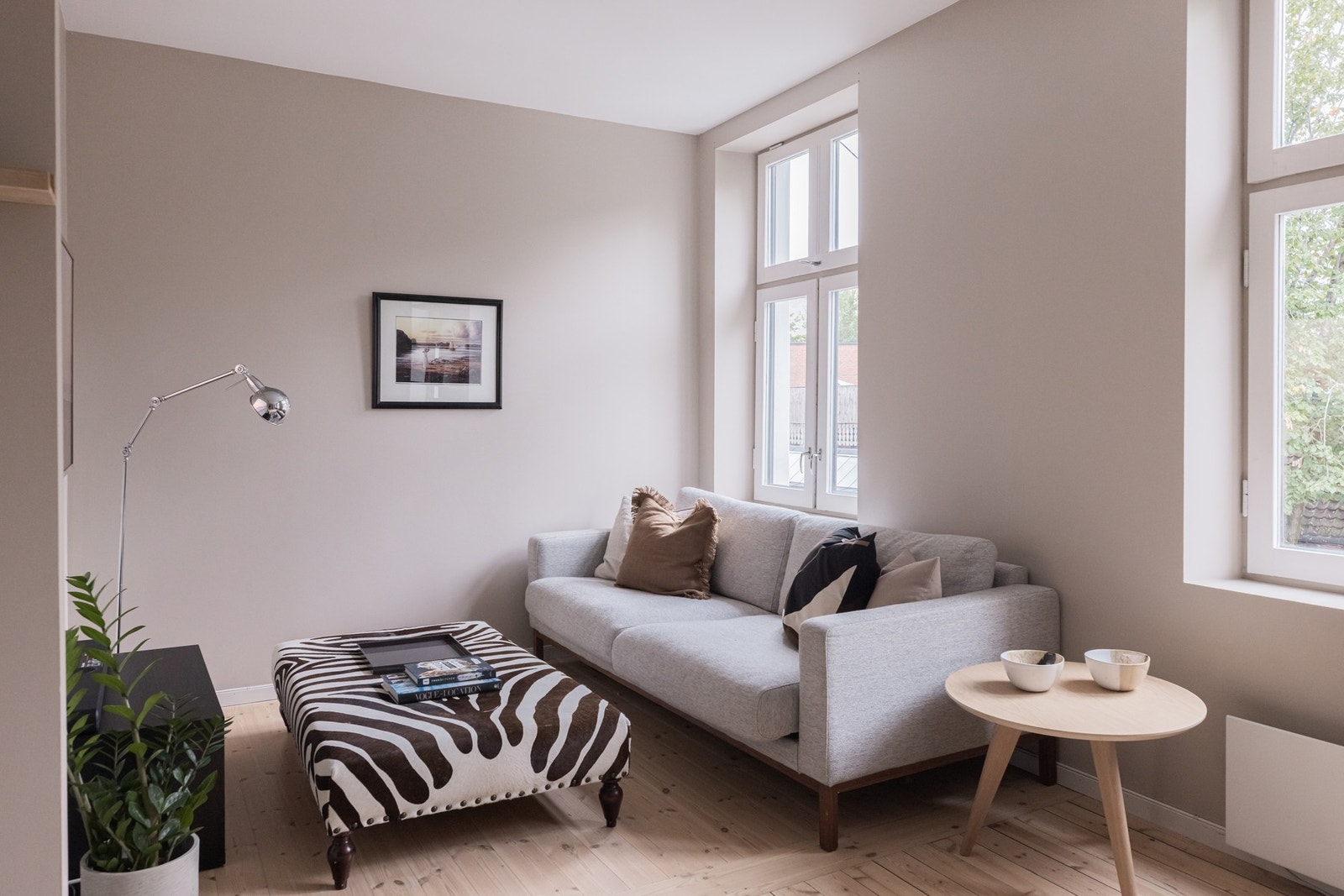 Standarden er innbydende med veggflater i en moderne beige farge og lune tregulv. Galleribilde