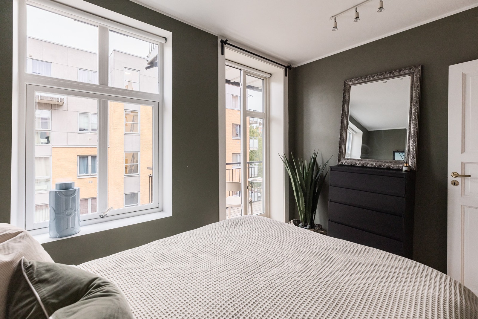 God plass til stor seng og ytterligere soveromsmøbler. Galleribilde