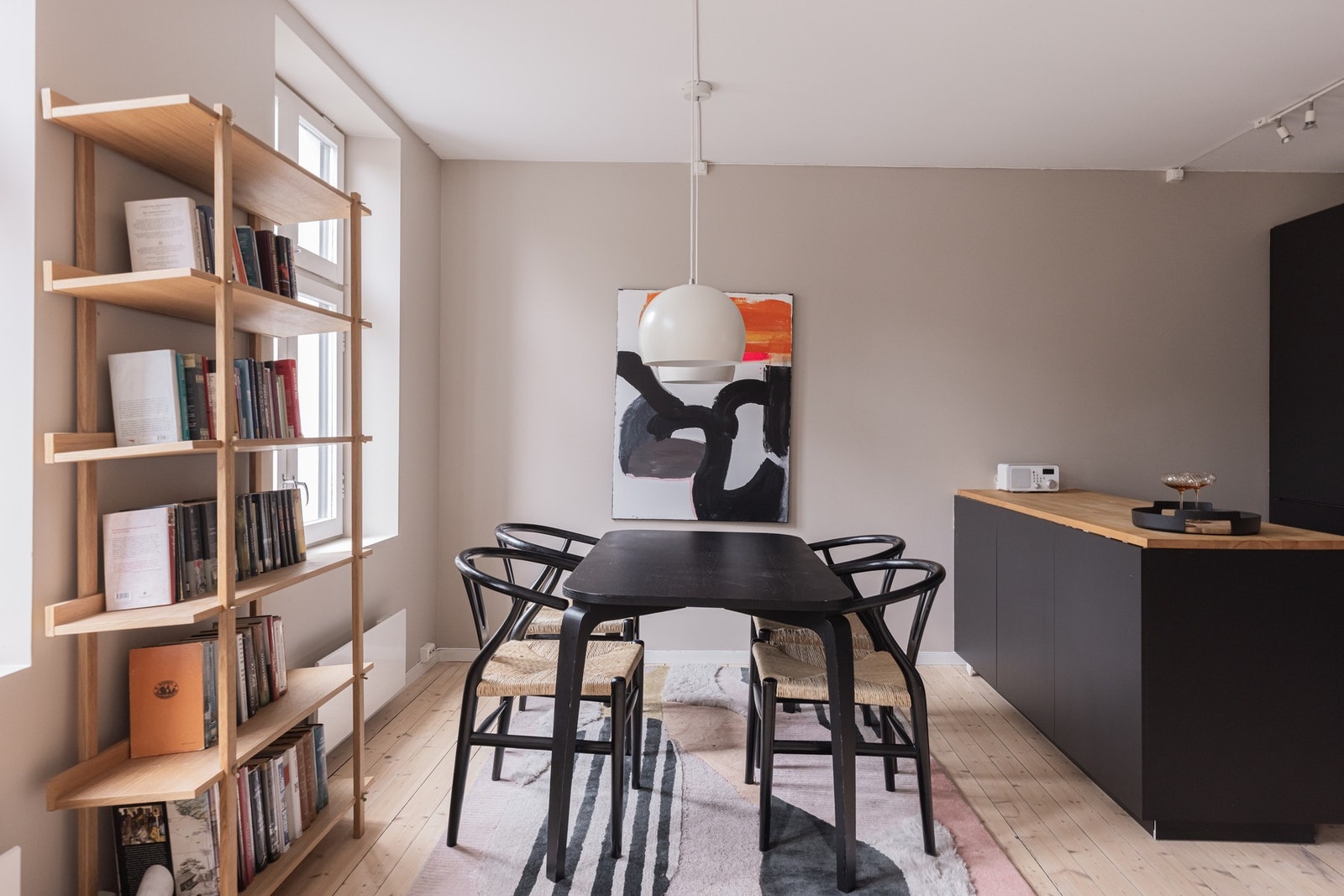 God plass til et stort spisebord for sosiale lag. Galleribilde