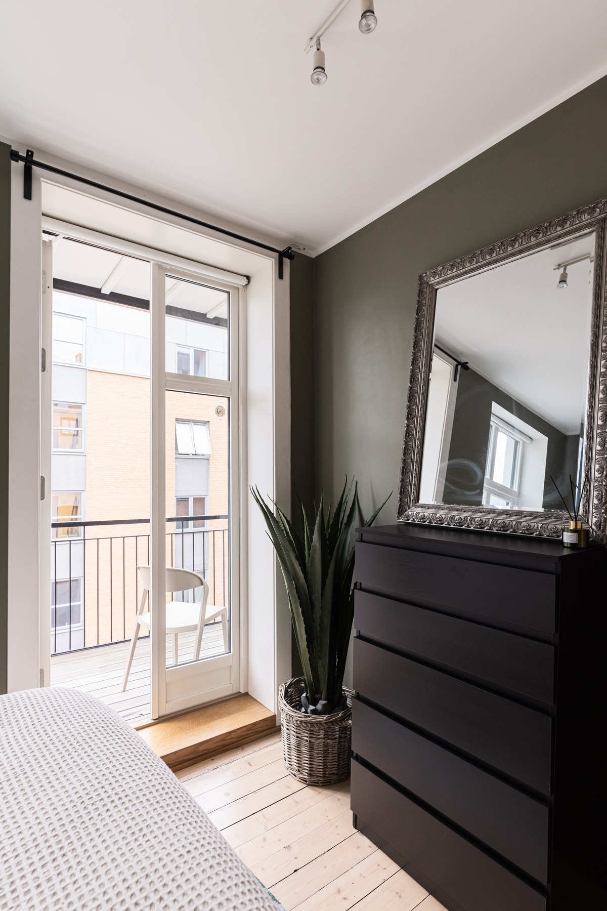 Fra rommet tar man seg ut til balkongen. Galleribilde