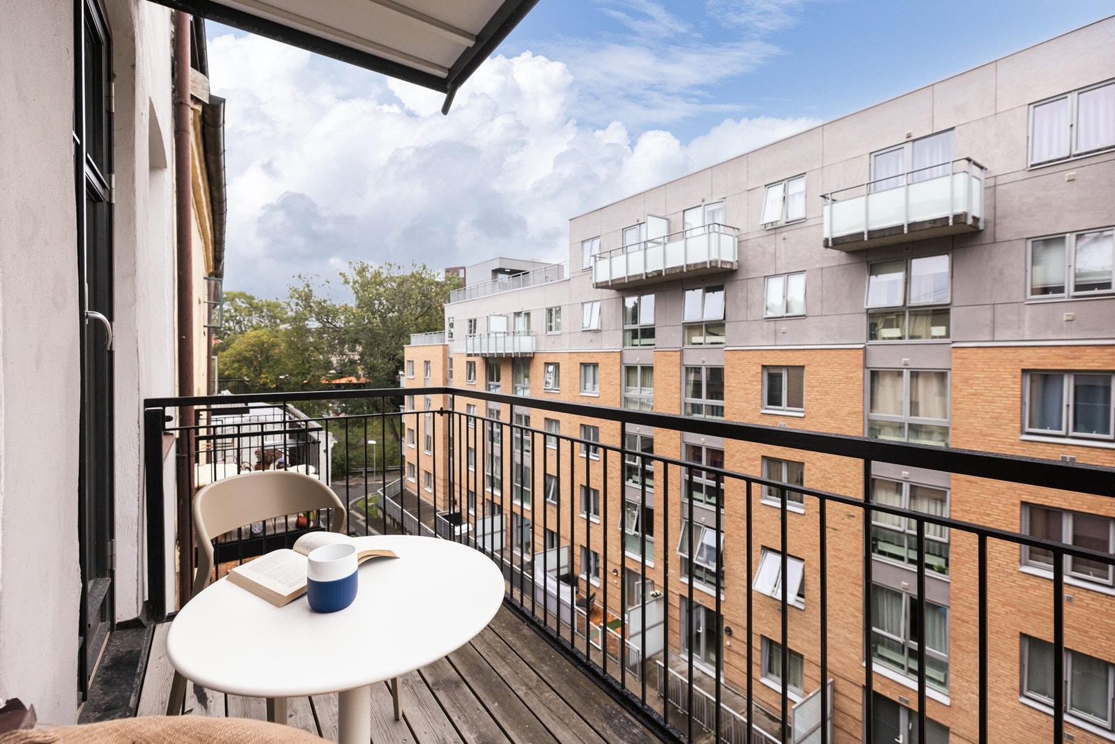 Balkongen er på ca. 4m2, og ligger fritt og luftig til i byggets 3. etasje. Galleribilde