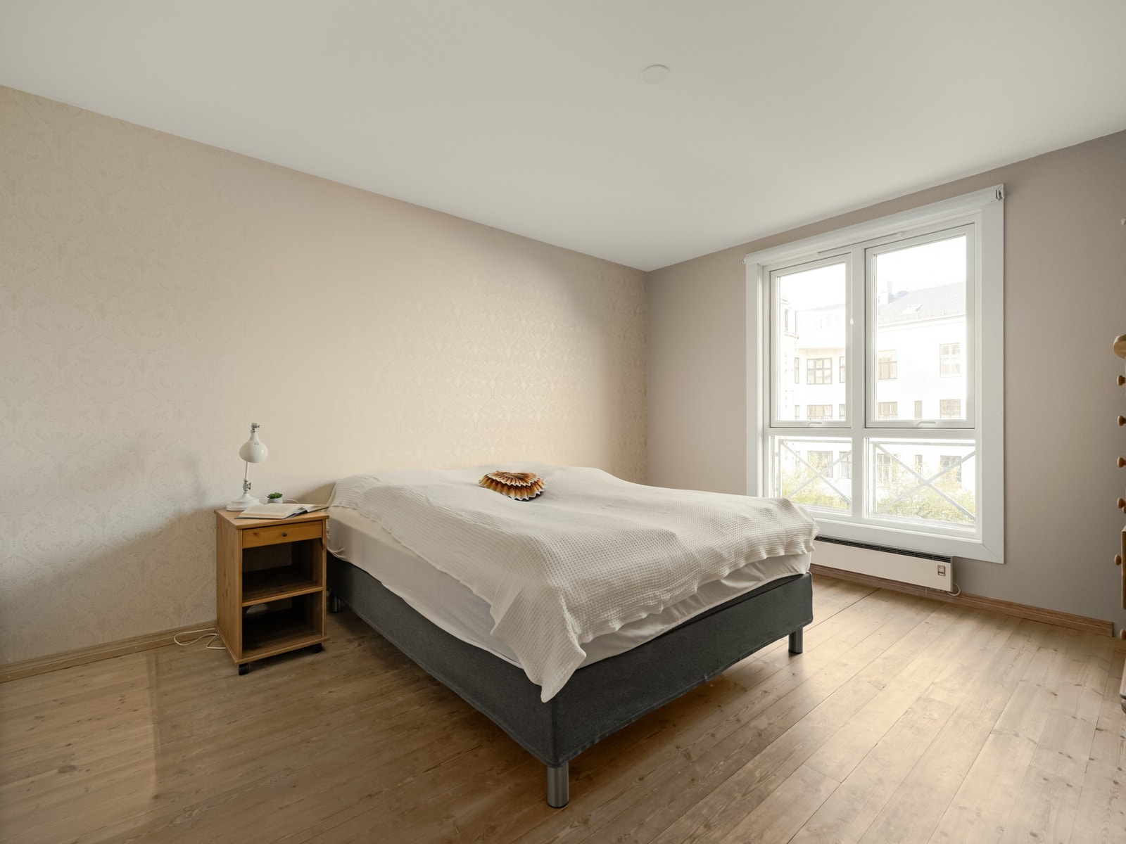 Dette rommet er svært romslig, med nok av plass til stort klesskap, dobbeltseng med tilhørende nattbord og annet møblement. Galleribilde