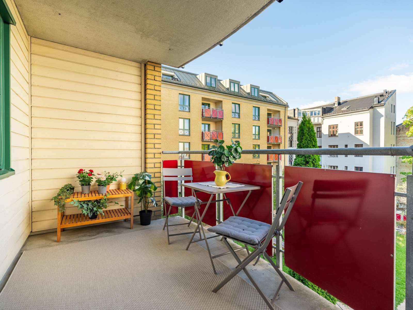 Vi tar en sniktitt på den romslige vestvendte balkongen. Vi kommer tilbake hit. Galleribilde