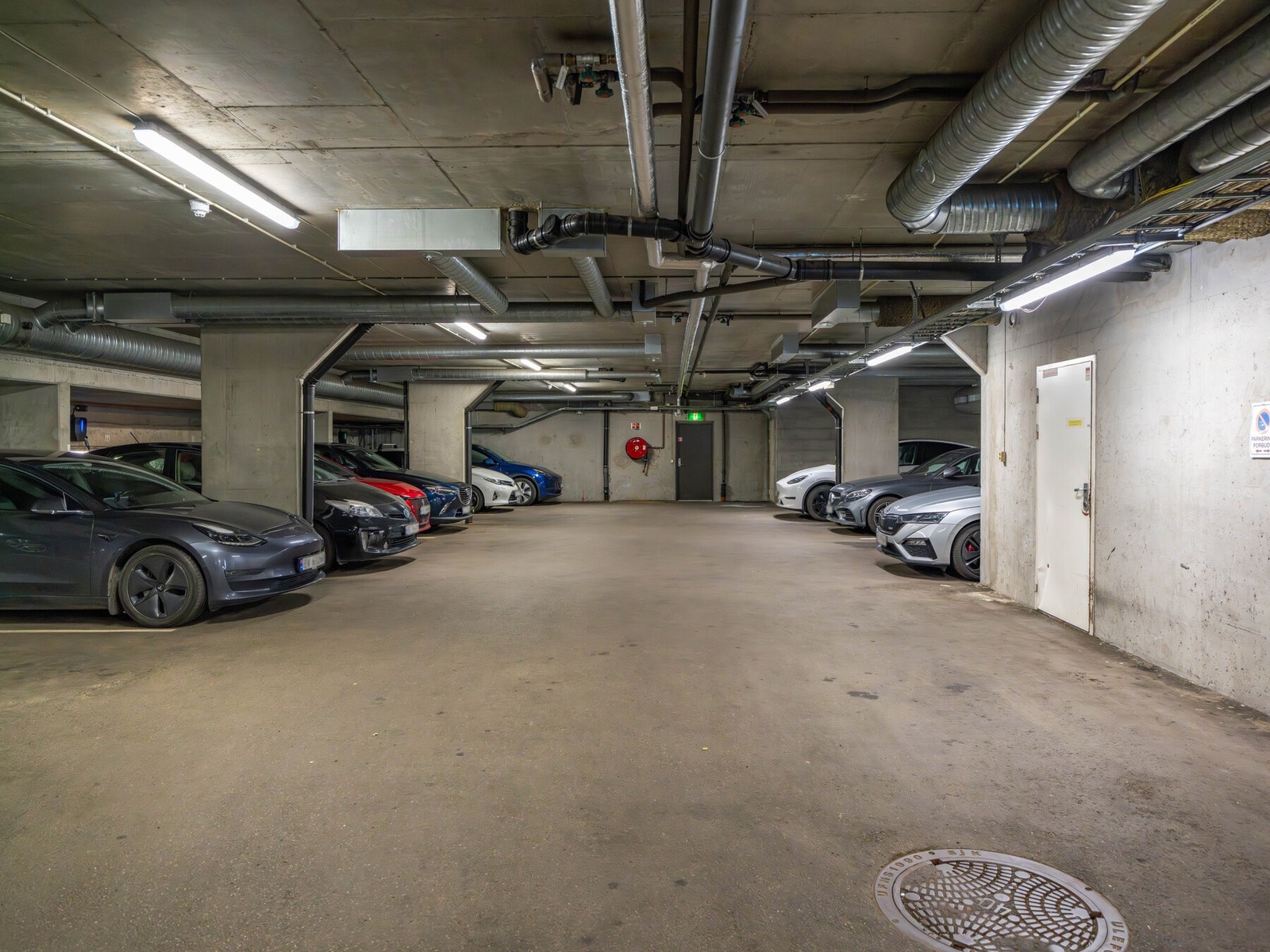 Det er felles garasjeanlegg i kjelleren. Parkeringsplassene er fritt omsettelige, og legges ut fra tid til annen. Galleribilde