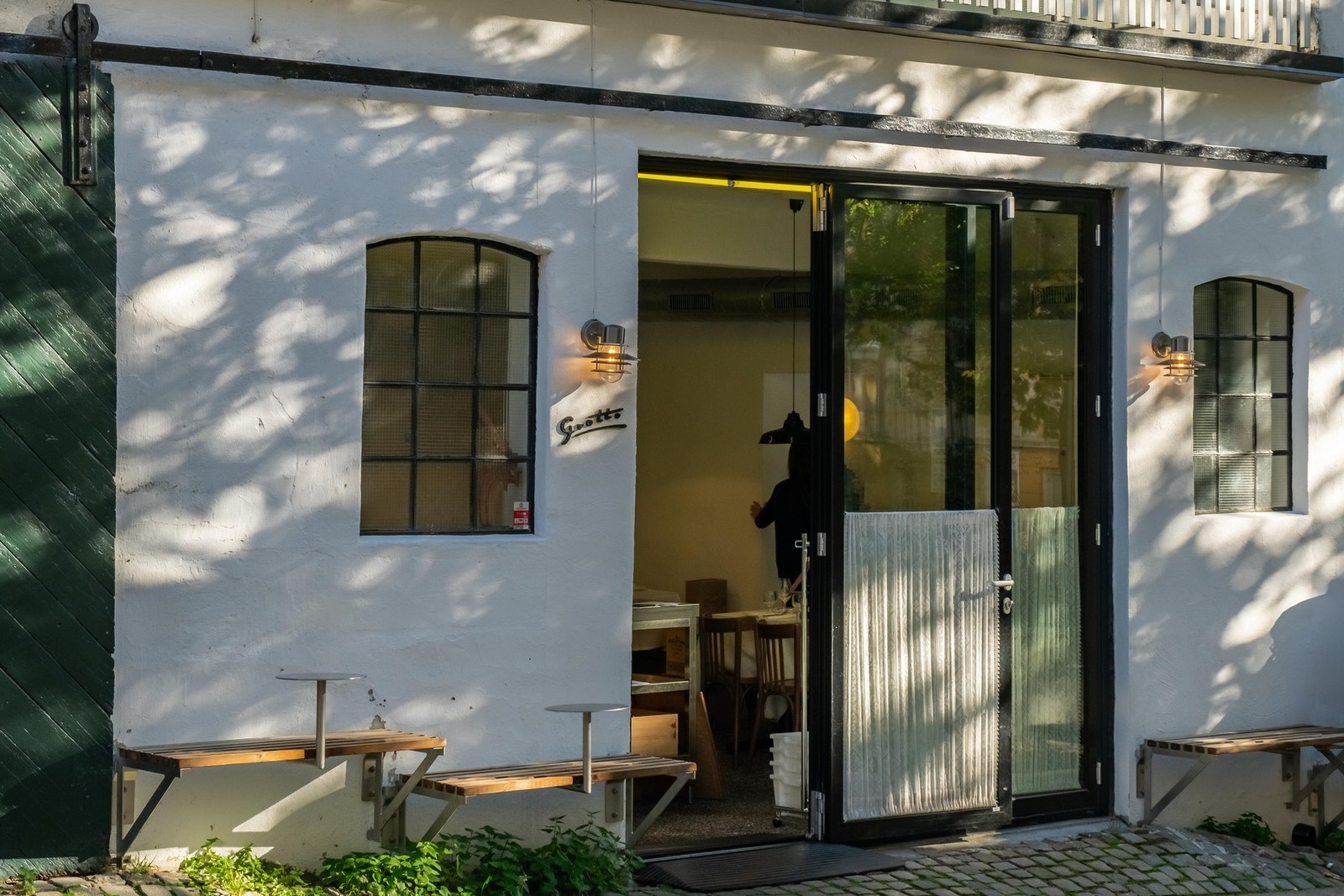 Dersom du er glad i noe godt i glasset kan vi anbefale vinbaren Grotto. Galleribilde
