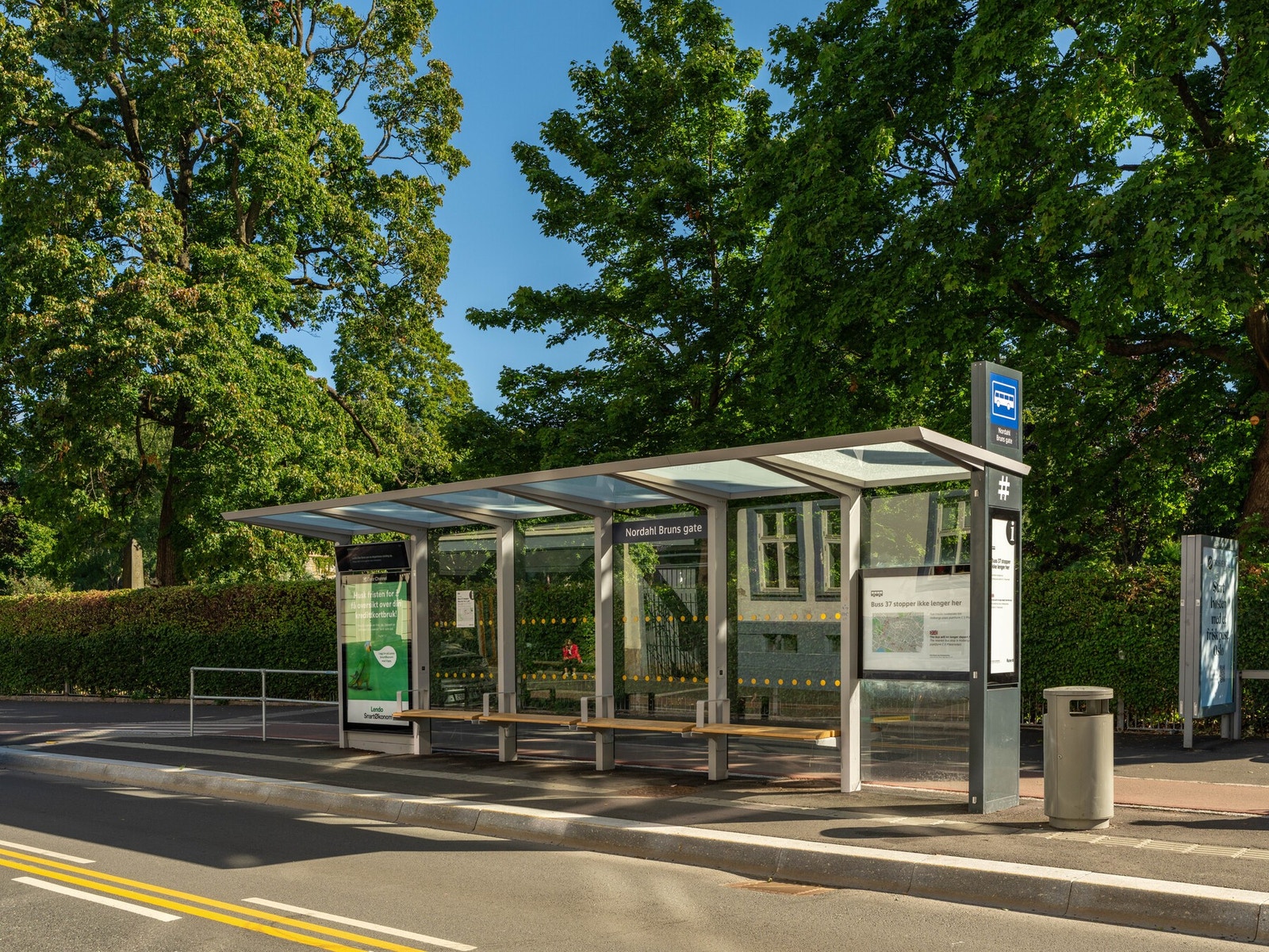 Nordahl bruns gate er nærmeste bussholdeplass. Her går linjen 37 (Nydalen/Helsfyr). Galleribilde
