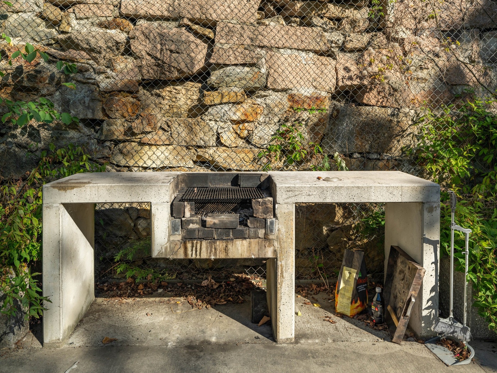 Det er felles grillutstyr i bakgården. Det er for øvrig lov med bruk av elektrisk grill og gassgrill på balkongene. Galleribilde