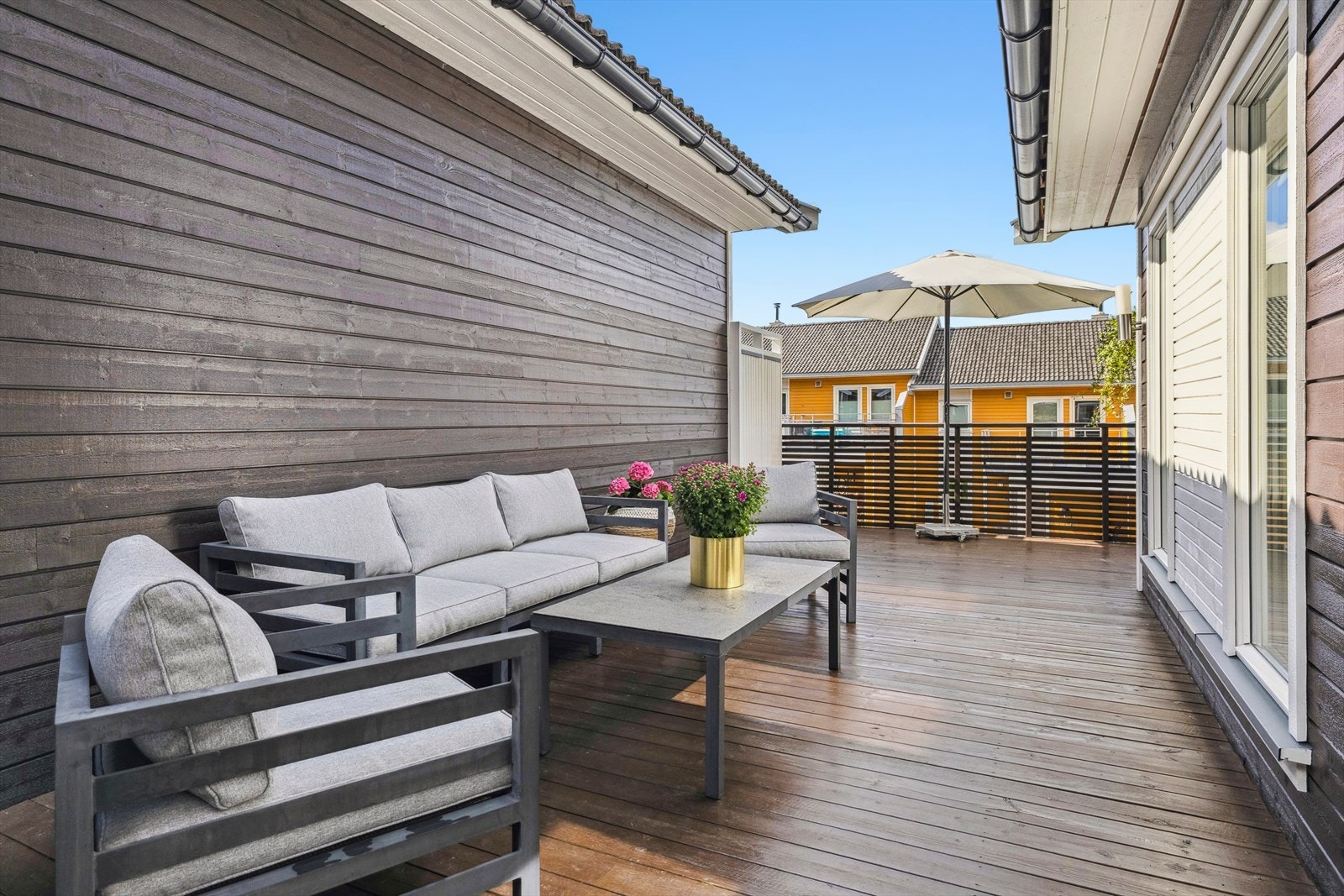 Våren 2025 ble hele huset malt utvendig og terassegulv beiset. Galleribilde