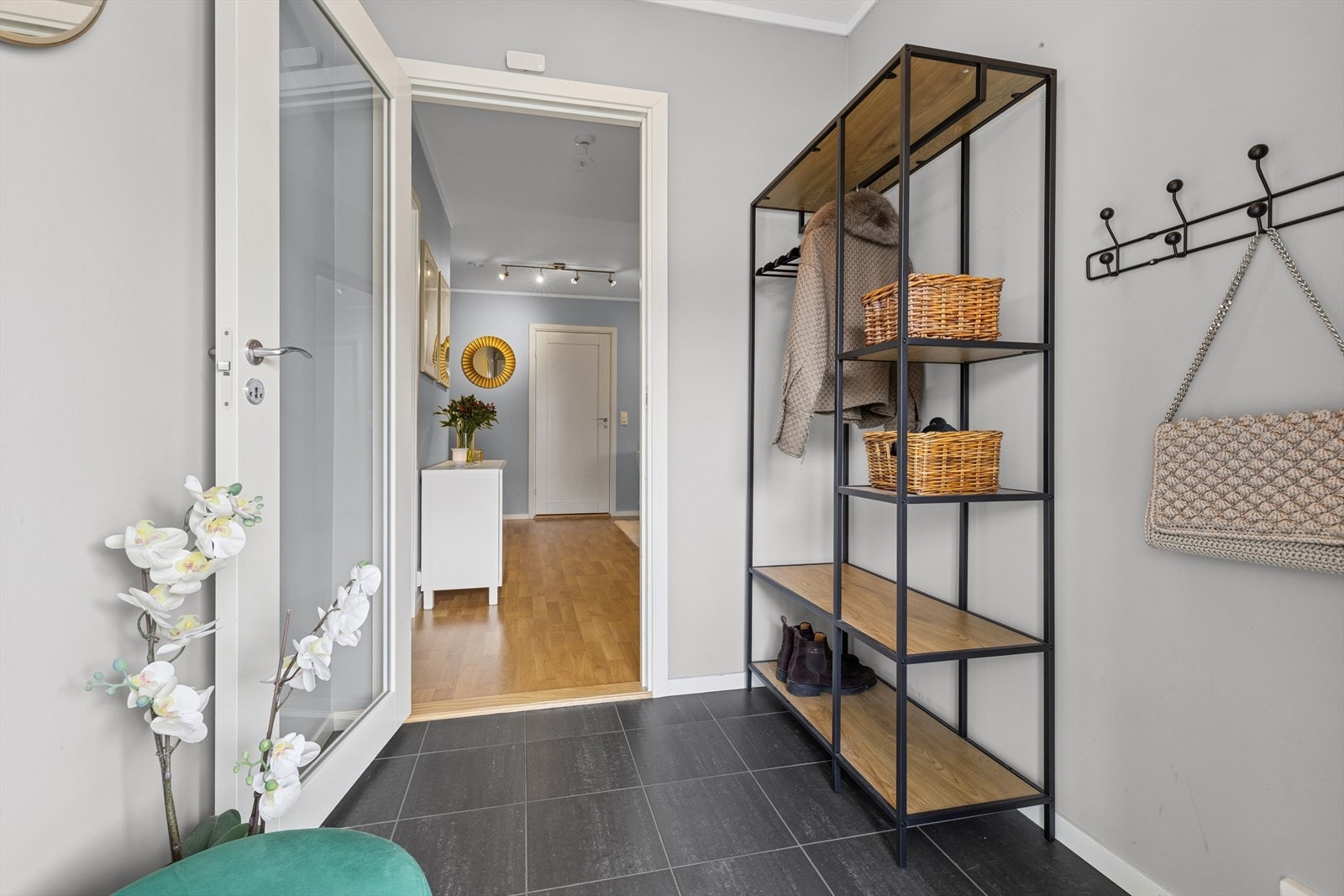 Entréen i 1. etasje gir et godt førsteinntrykk og en fin smakebit av boligens gode standard. Galleribilde
