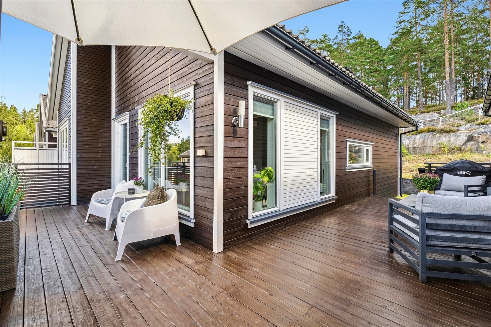 Utgang til solrik og usjenert terrasse. Terrassen vender både mot sør og vest. Videre adkomst til uteplass med plen bak huset. Galleribilde