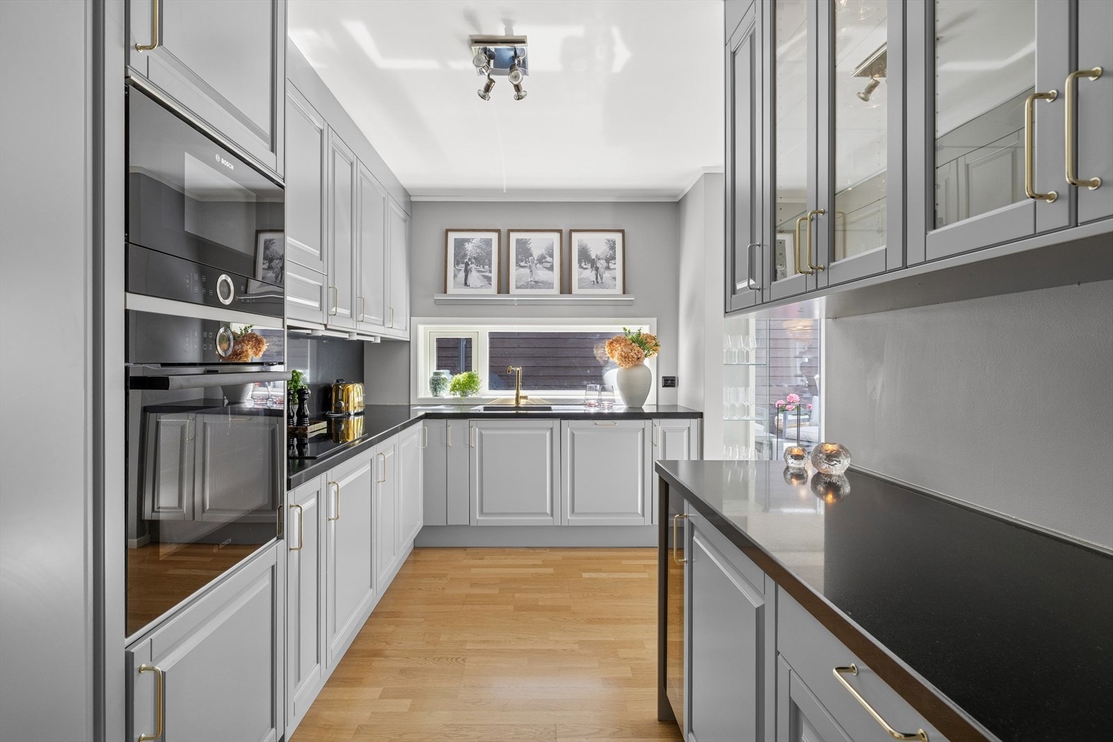 Integrert vinskap, kombiovn, stekeovn, platetopp, oppvaskmaskin og kjøleskap, medfølger alle. Galleribilde