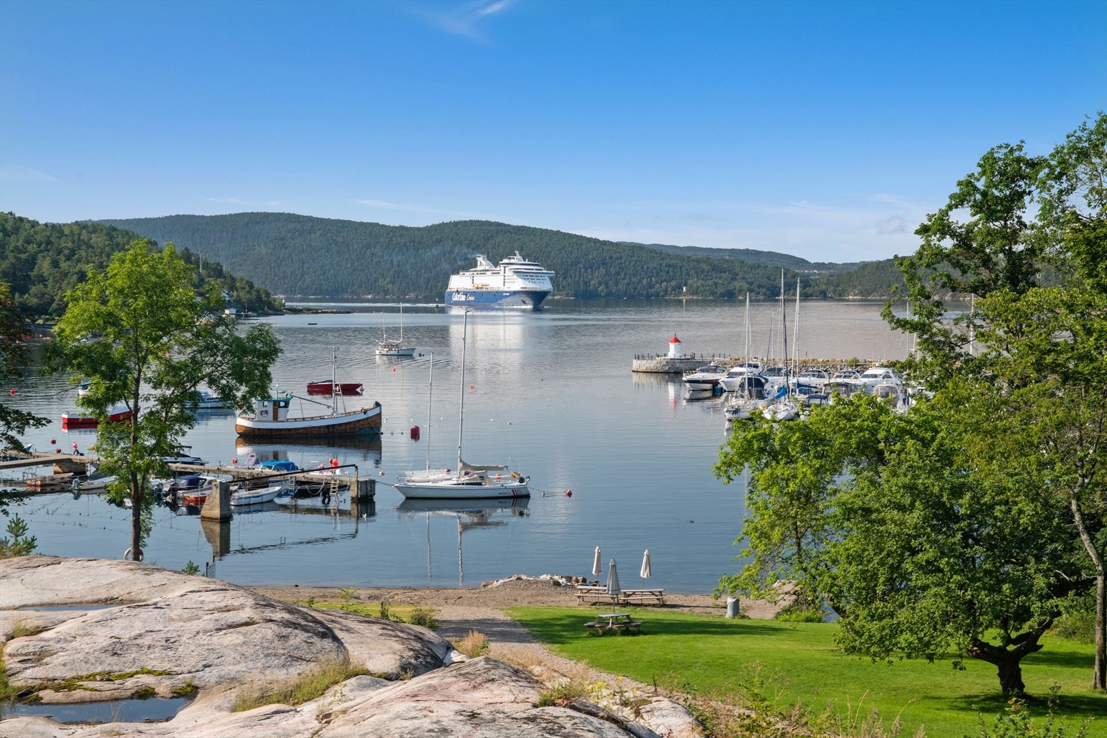 I gangavstand fra boligen finner du en flott strand og båthavn. Galleribilde