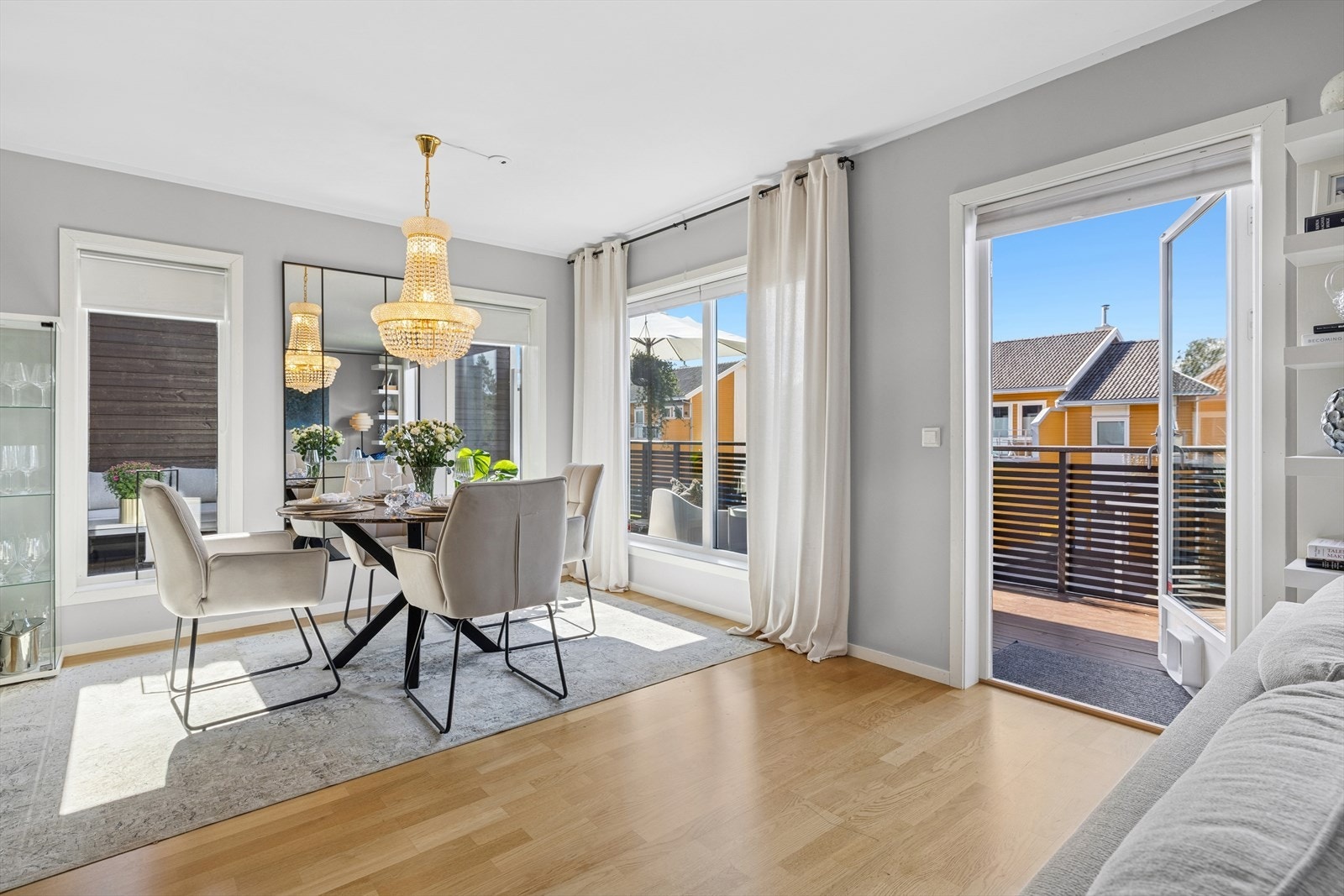 Boligen fremstår som lys og moderne. Galleribilde