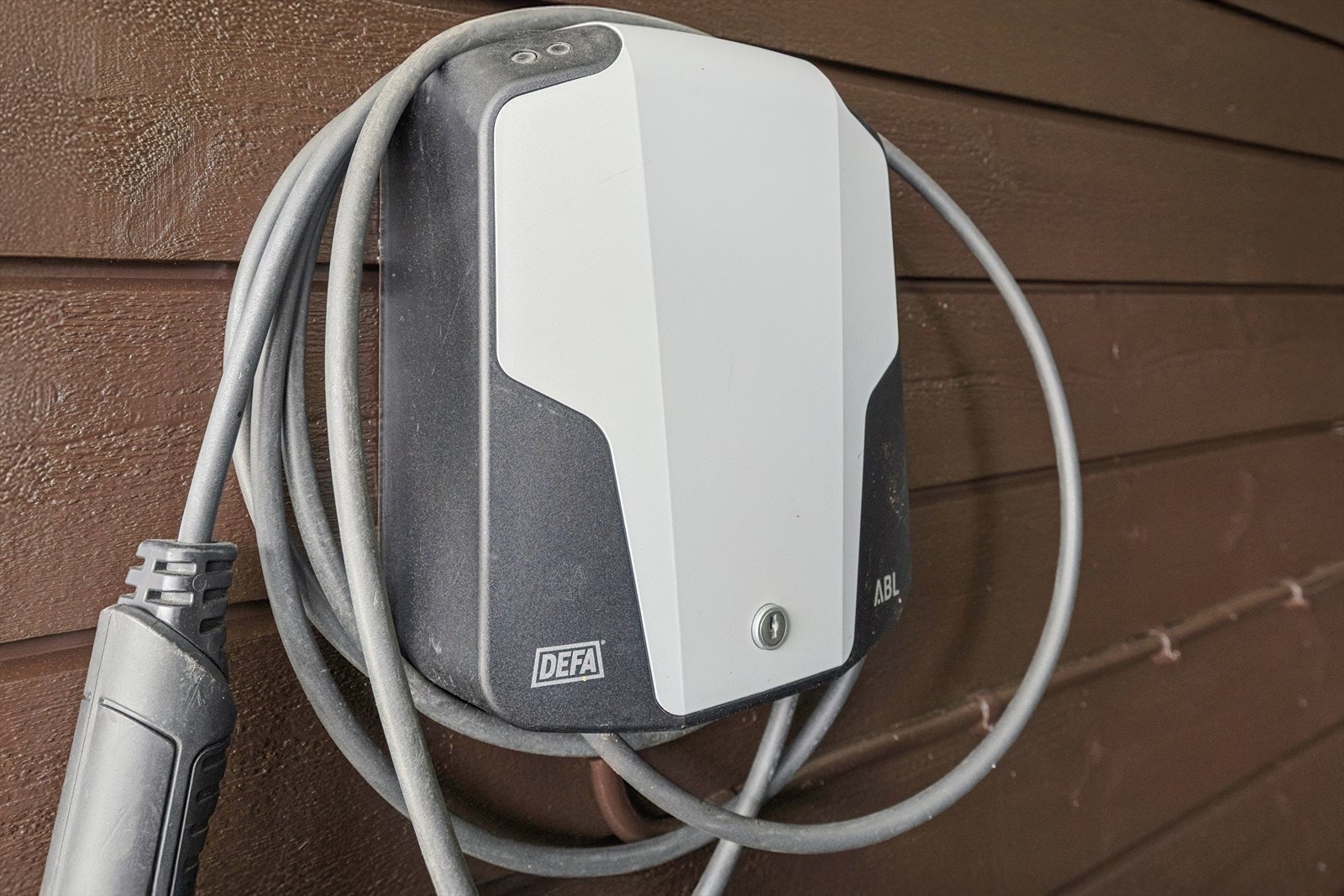 Carport med elbil-lader. Bod med utvendig adkomst. Galleribilde