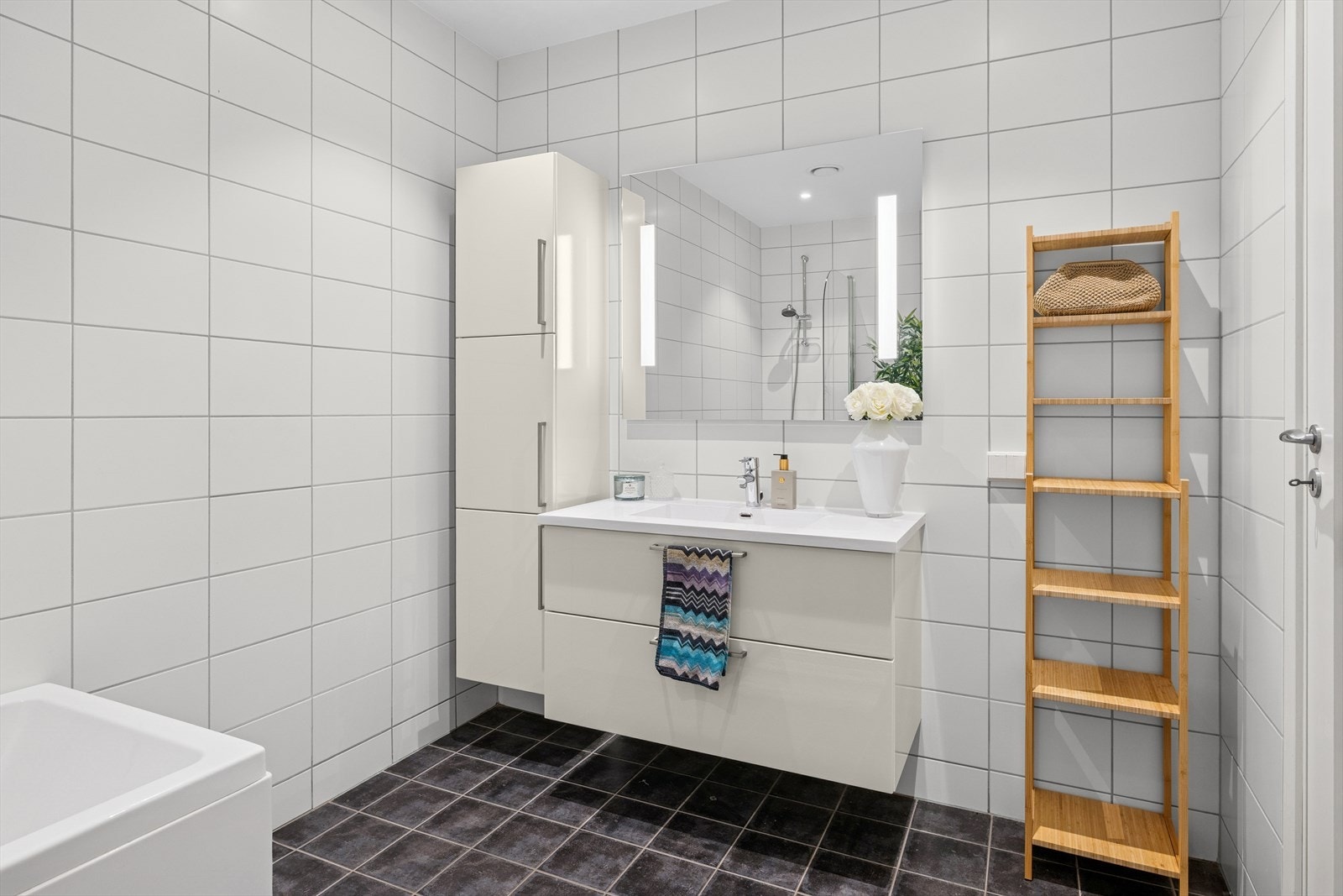 Badet i 1. etasje har også flislagte overflater. Varmekabler i gulv og downlights i himling. Galleribilde