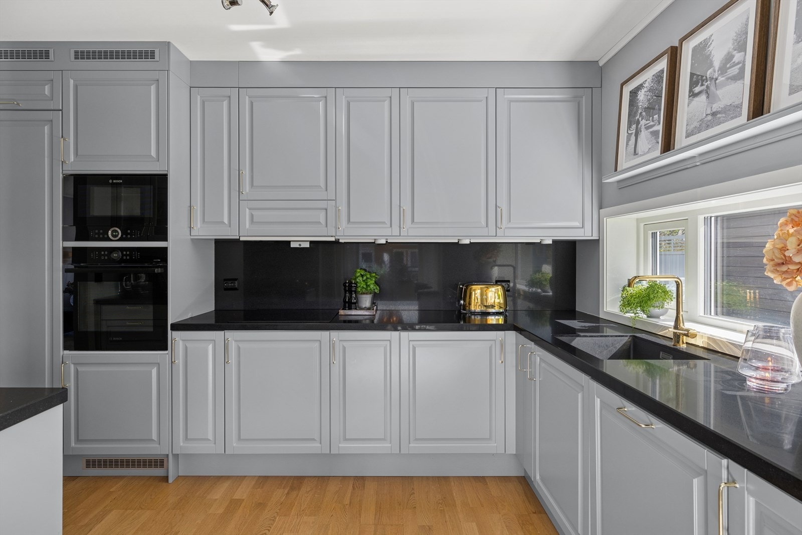 Et lekkert kjøkken med innredning fra 2021 med profilerte fronter og benkeplater i stein. Galleribilde