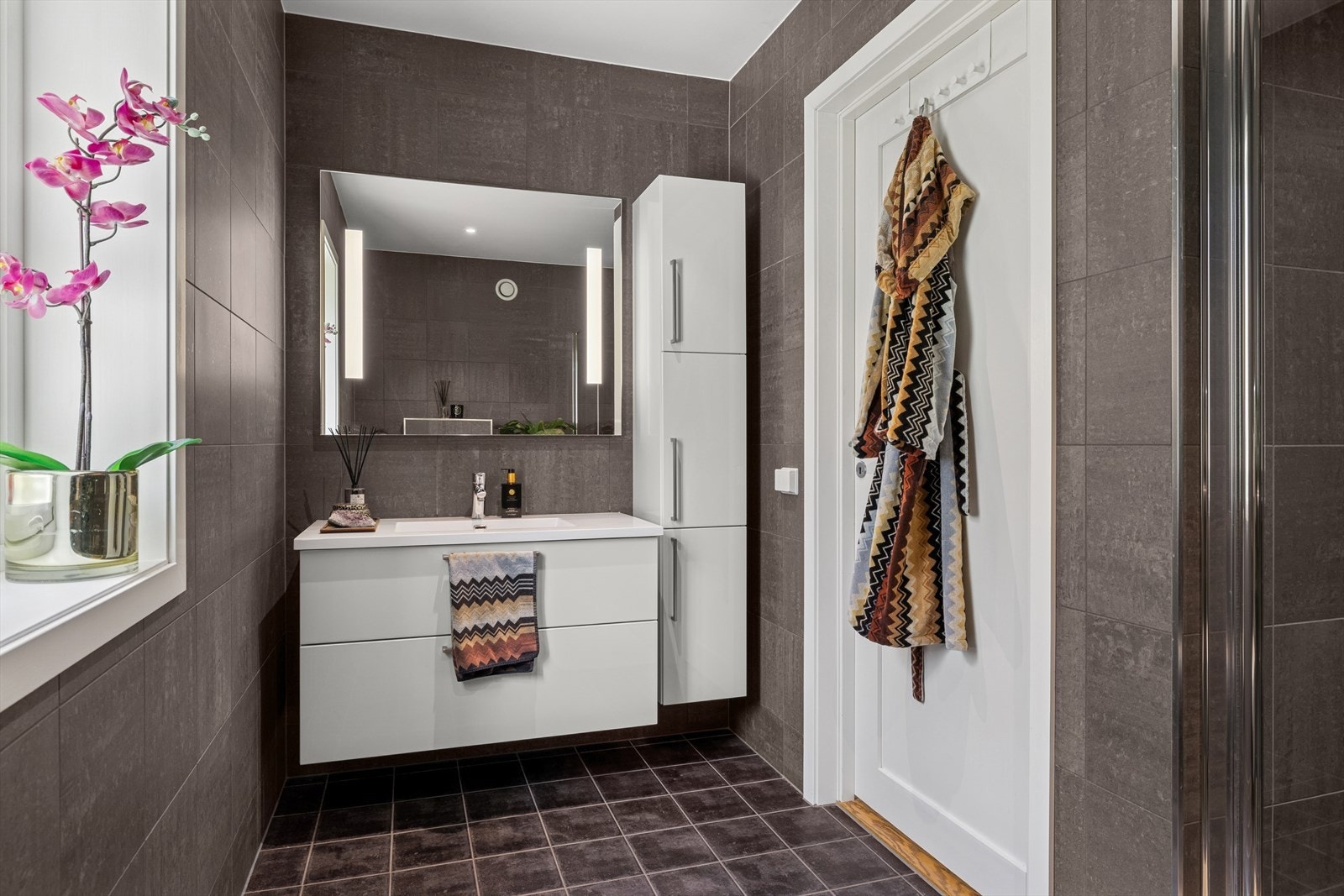 Boligen inneholder to delikate bad. Badet i 2. etasje fikk nye veggfliser i 2019. Galleribilde