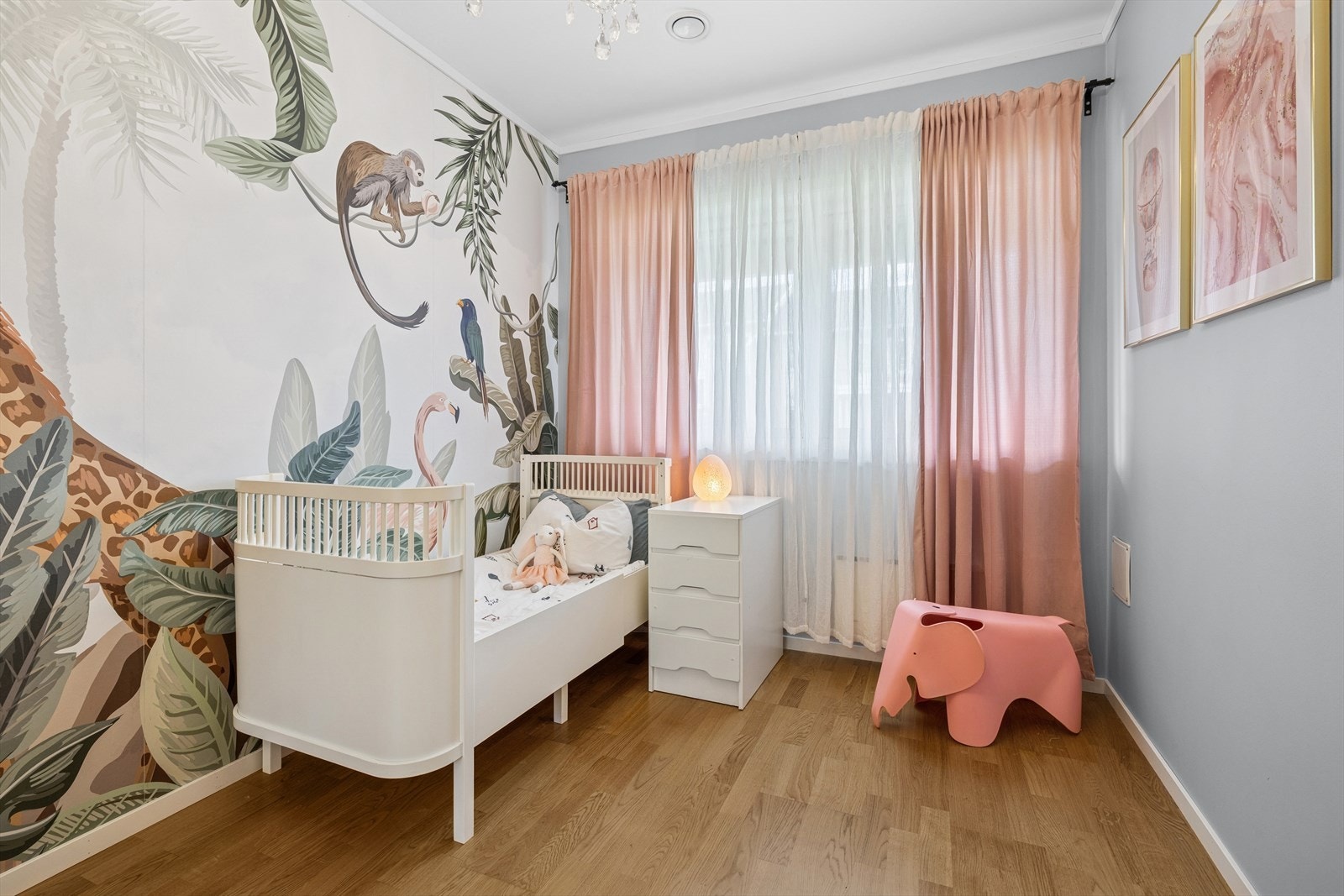 Soverom 2 i 1. etasje har en spennende kontrastvegg med tapet som gir rommet et eget særpreg. Galleribilde