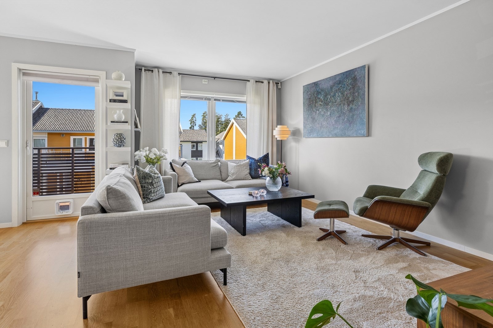 Rommets utforming gjør det enkelt å innrede i to soner med stue- og spisestuedel. Galleribilde