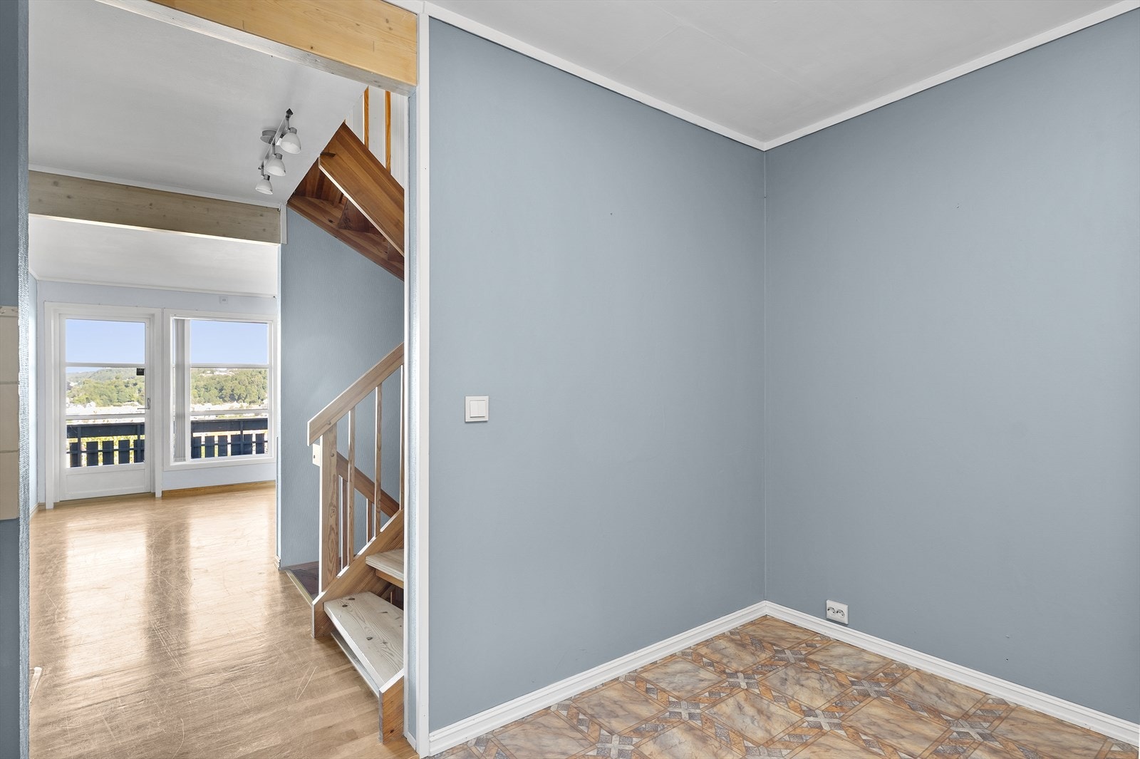 På kjøkkenet har man plass til et lite kjøkkenbord. Galleribilde