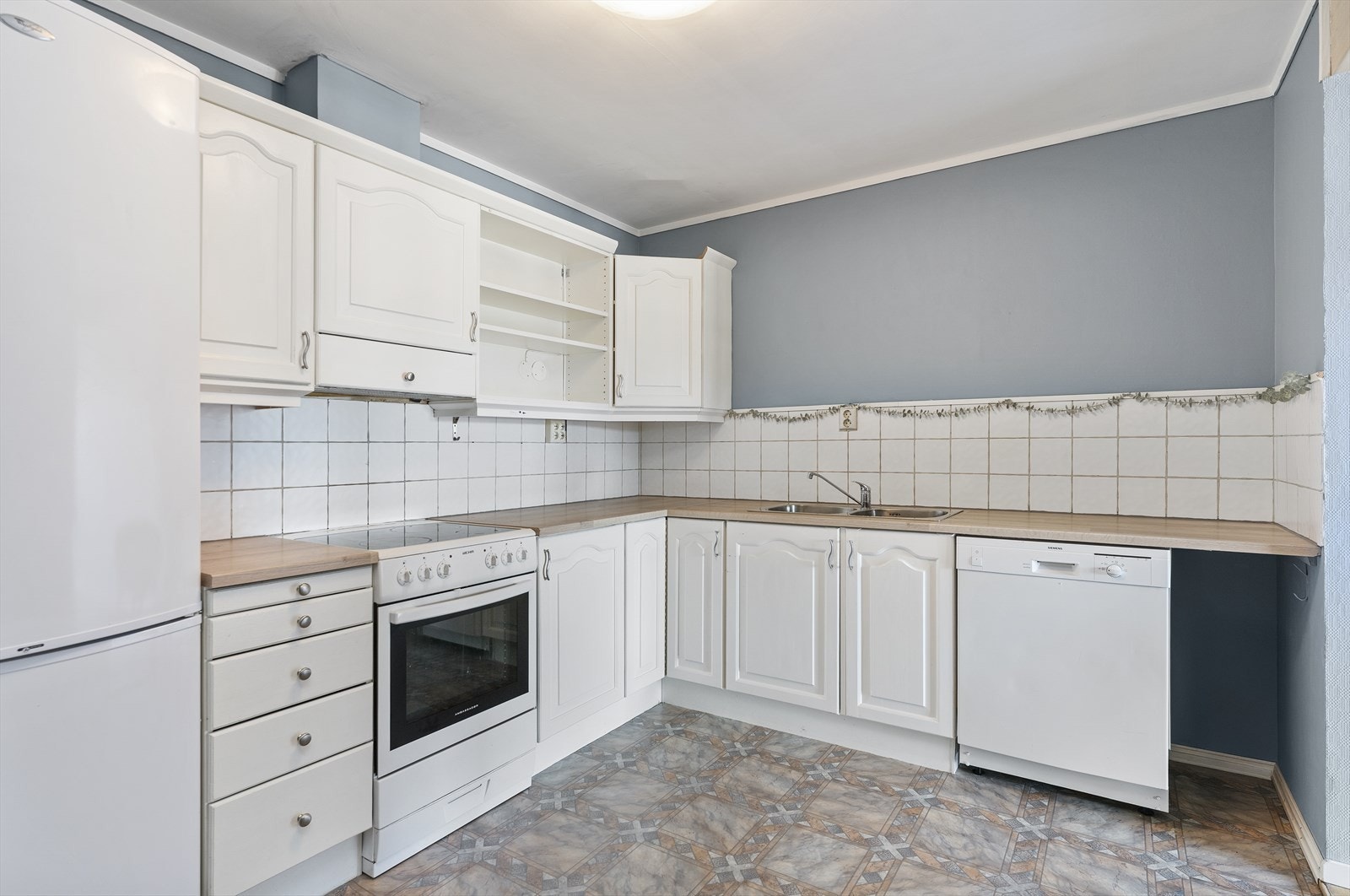 Kjøkken med hvitevarer. Galleribilde