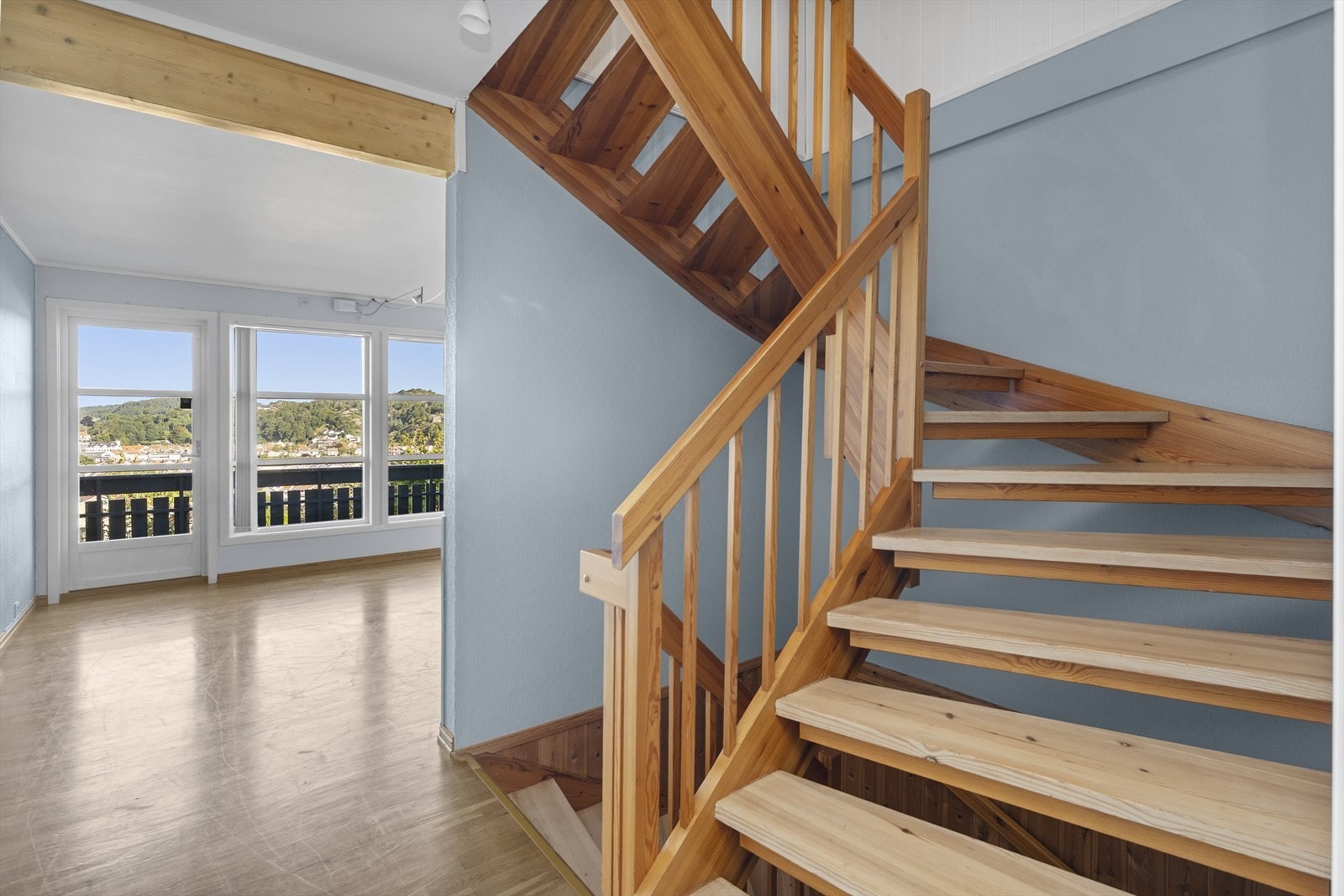 Her finner vi stue og kjøkken, samt en veranda. Galleribilde