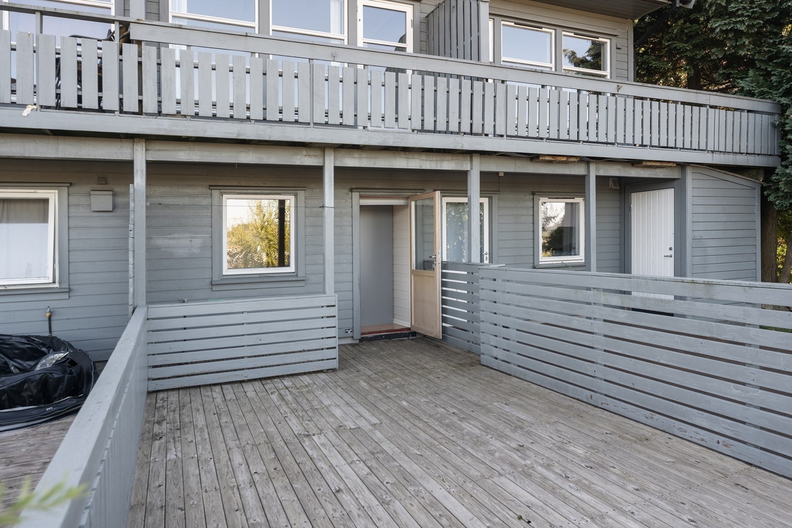 Terrassen har en fin størrelse og god plass til utemøbler. Galleribilde