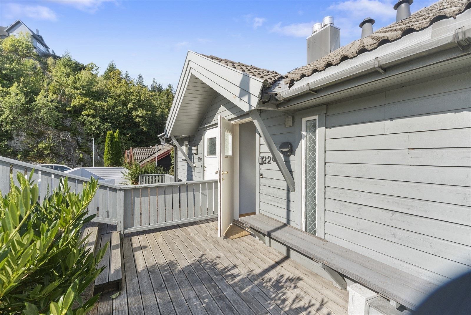 Velkommen inn. Her finner vi et hyggelig inngangsparti med platting hvor man kan nyte morgensolen. Galleribilde