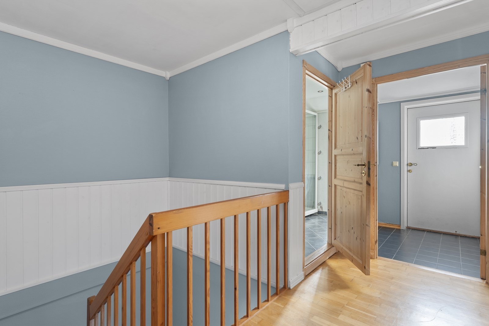 I denne etasjen finner vi gang, bad og 1 soverom. Galleribilde