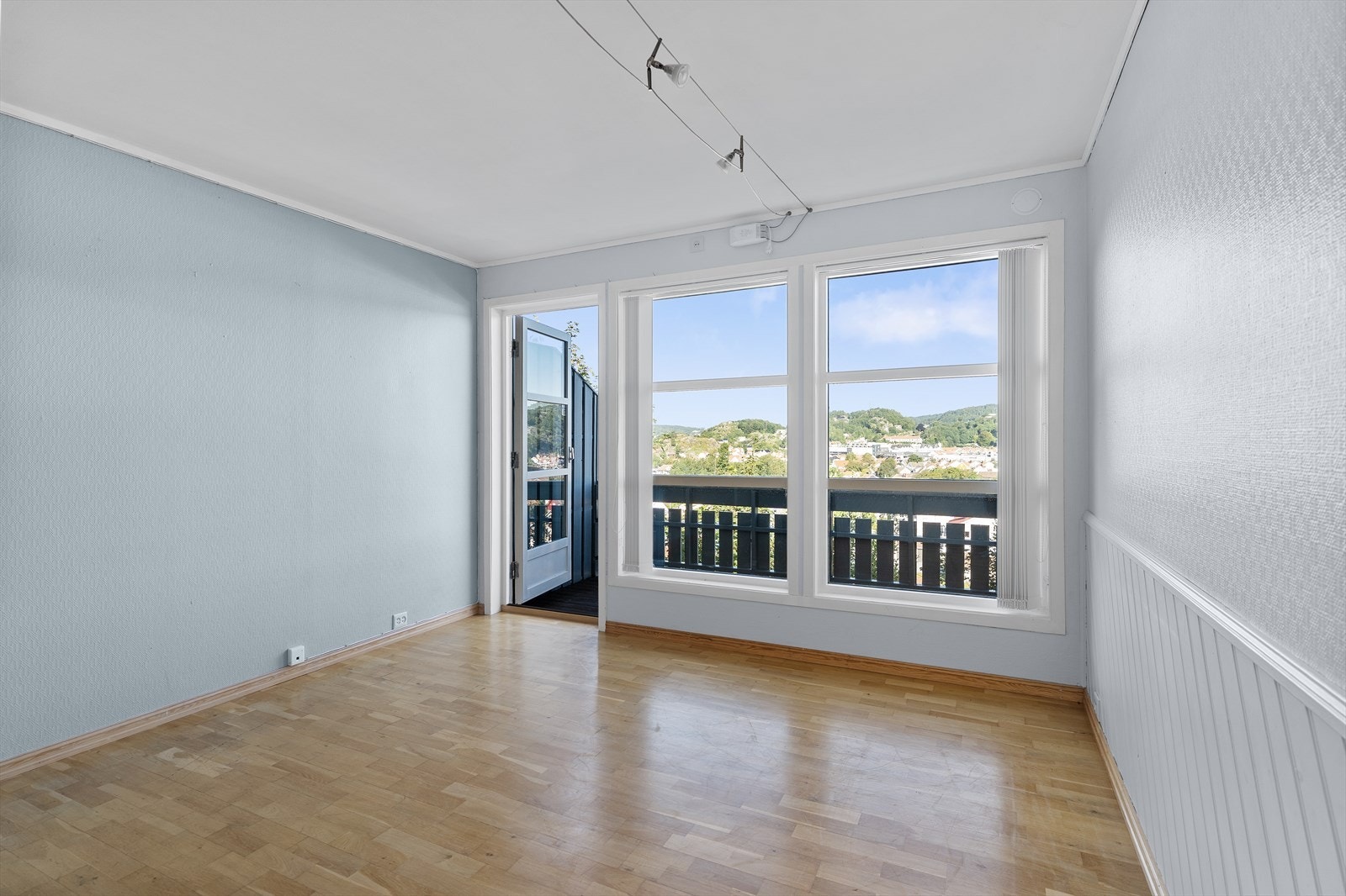 I stuen har man fin utsikt ut mot Malmø og Øvrebyen. Galleribilde