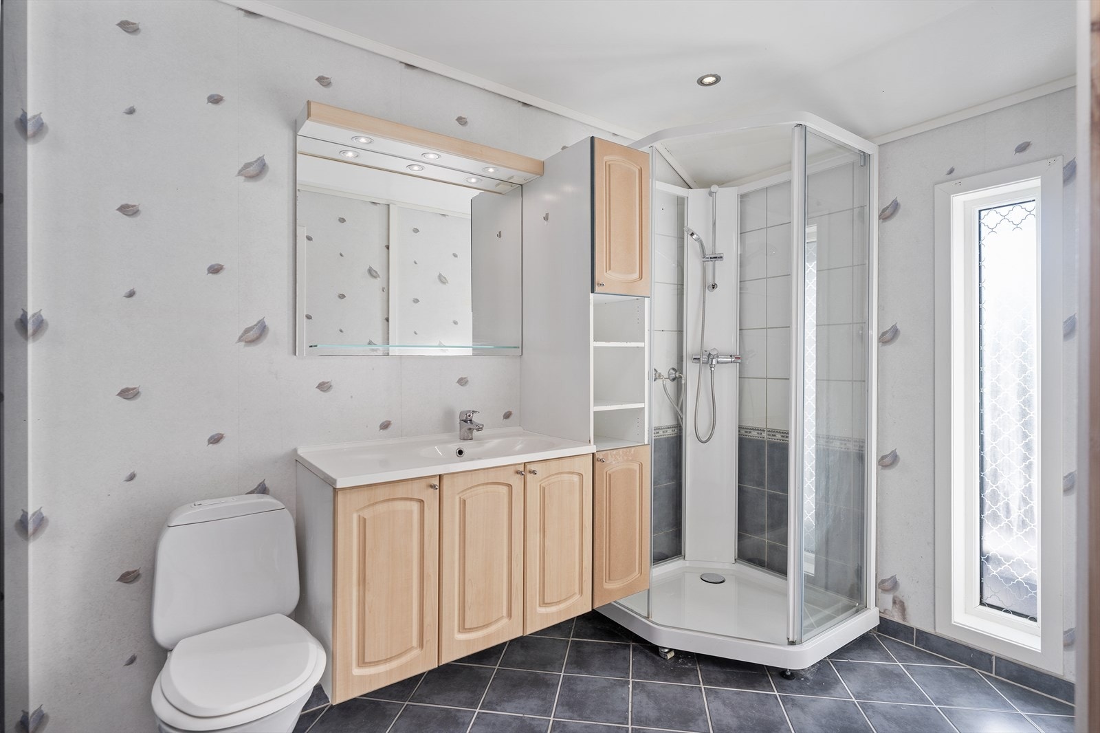 Bad i boligens 3. etasje. Fliser på gulv, toalett, baderomsinnredning og nyere dusjkabinett. Galleribilde