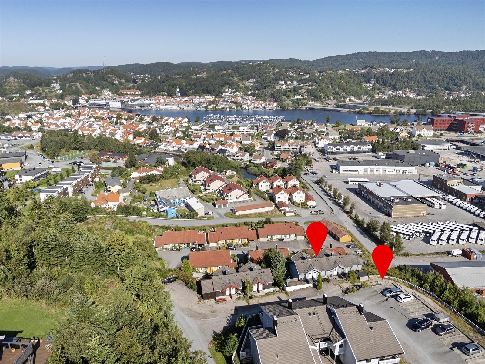 Oversiktsbilde. Like ved boligen har man også biloppstillingsplass med plass til 2 bilder i lengden, se merker. Galleribilde