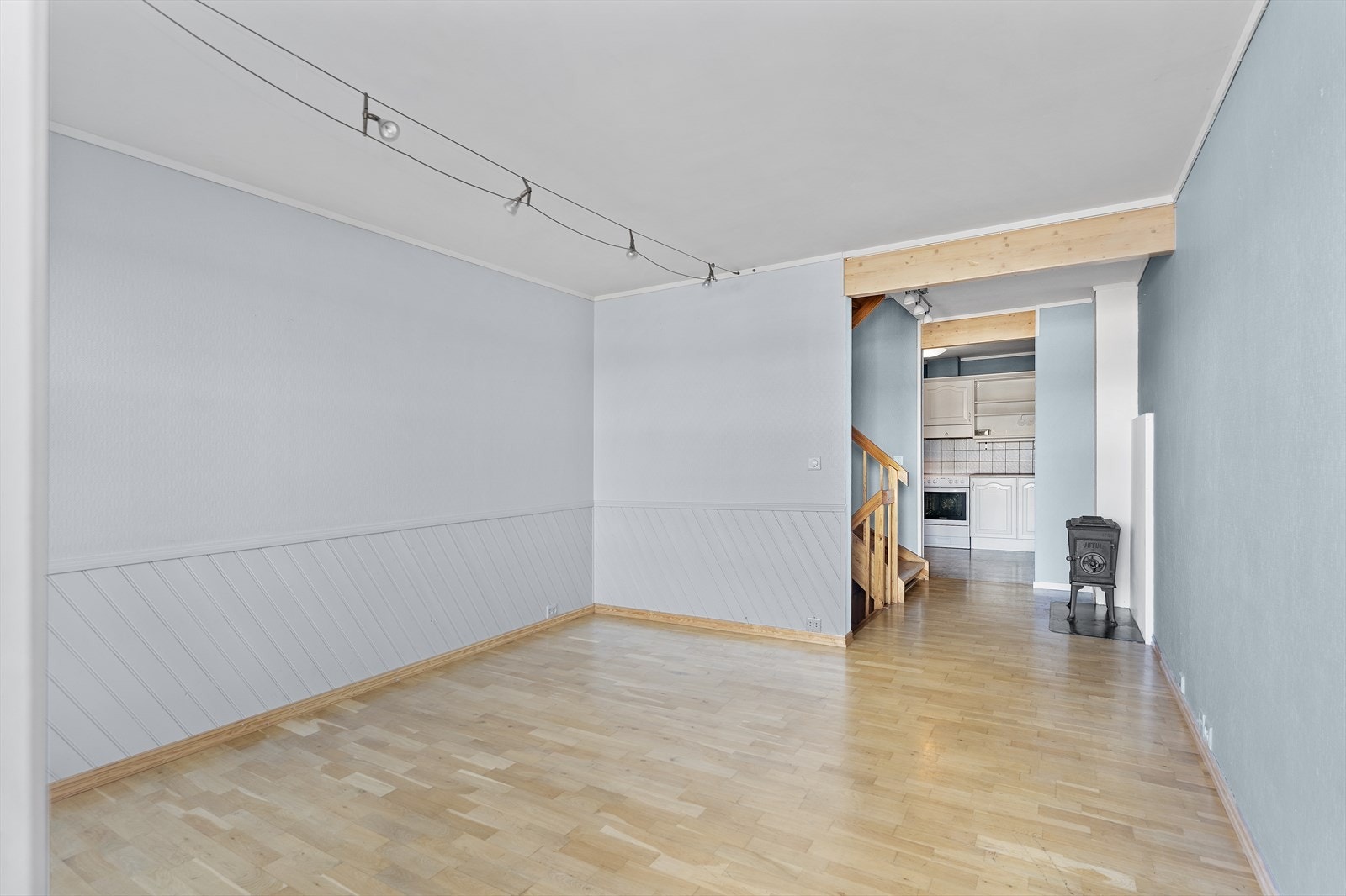 I stuen har man også vedovn som sikrer god varme på kaldere dager. Galleribilde