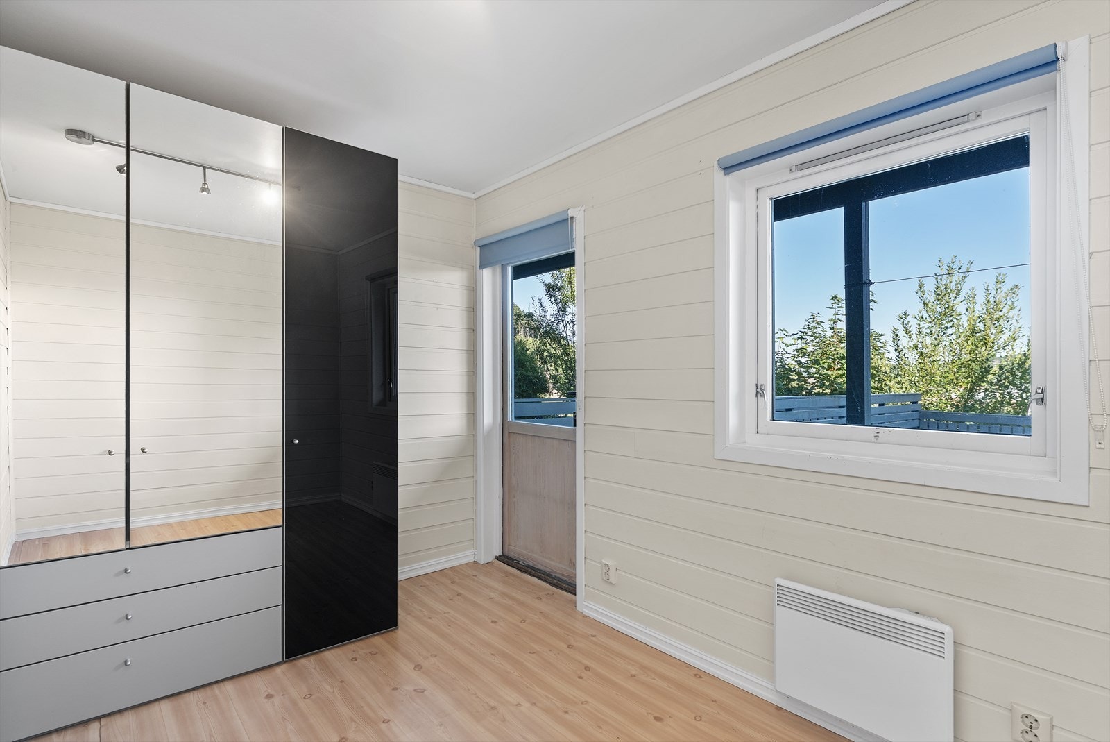 Dette rommet er på originale tegninger et vaskerom/bod (ikke egnet for varig opphold). Her har man utgang til terrasse. Galleribilde