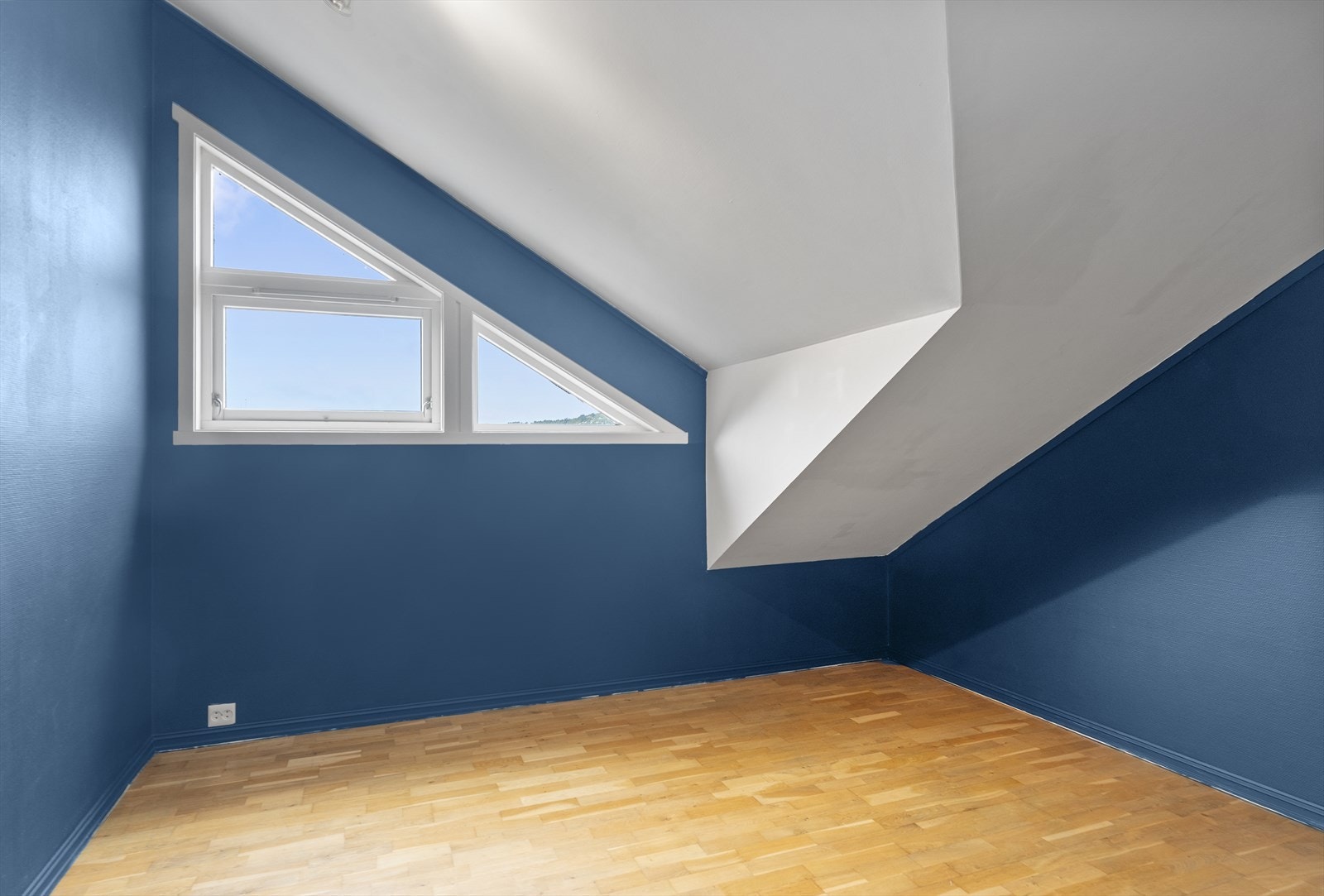 På dette soverommet har man plass til dobbeltseng og tilhørende småmøbler. Galleribilde