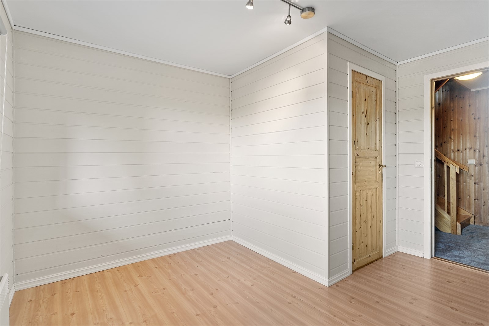 Disponibelt rom. Rom rett frem er et lite enkelt vaskerom. Dette rommet avviker fra opprinnelig byggetegninger. Da var hele dette rommet tegnet inn som vaskerom/bod. Galleribilde