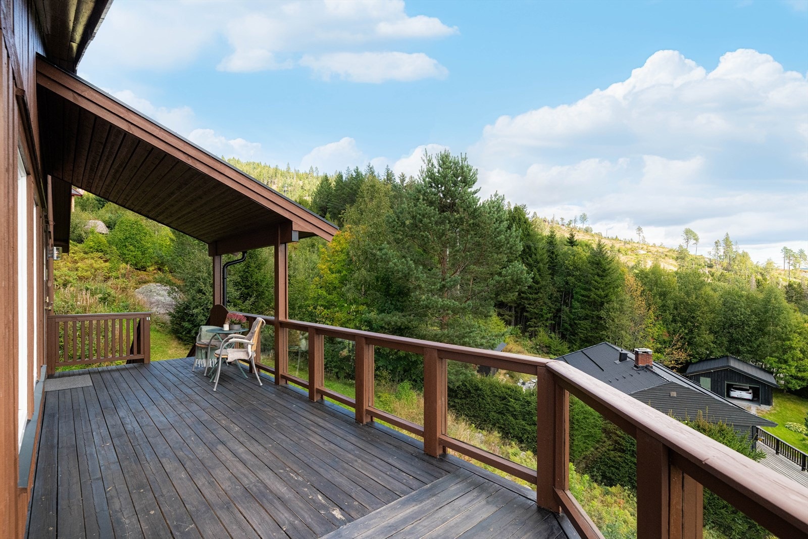 Fra stuen er det utgang til stor og solrik terrasse på 35 m2. Galleribilde