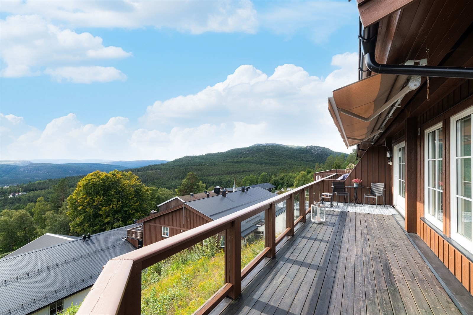 Terrassen har god plass til utemøbler, og det er levegg mot nabo. Det er montert markise for solskjerming ved behov. Galleribilde