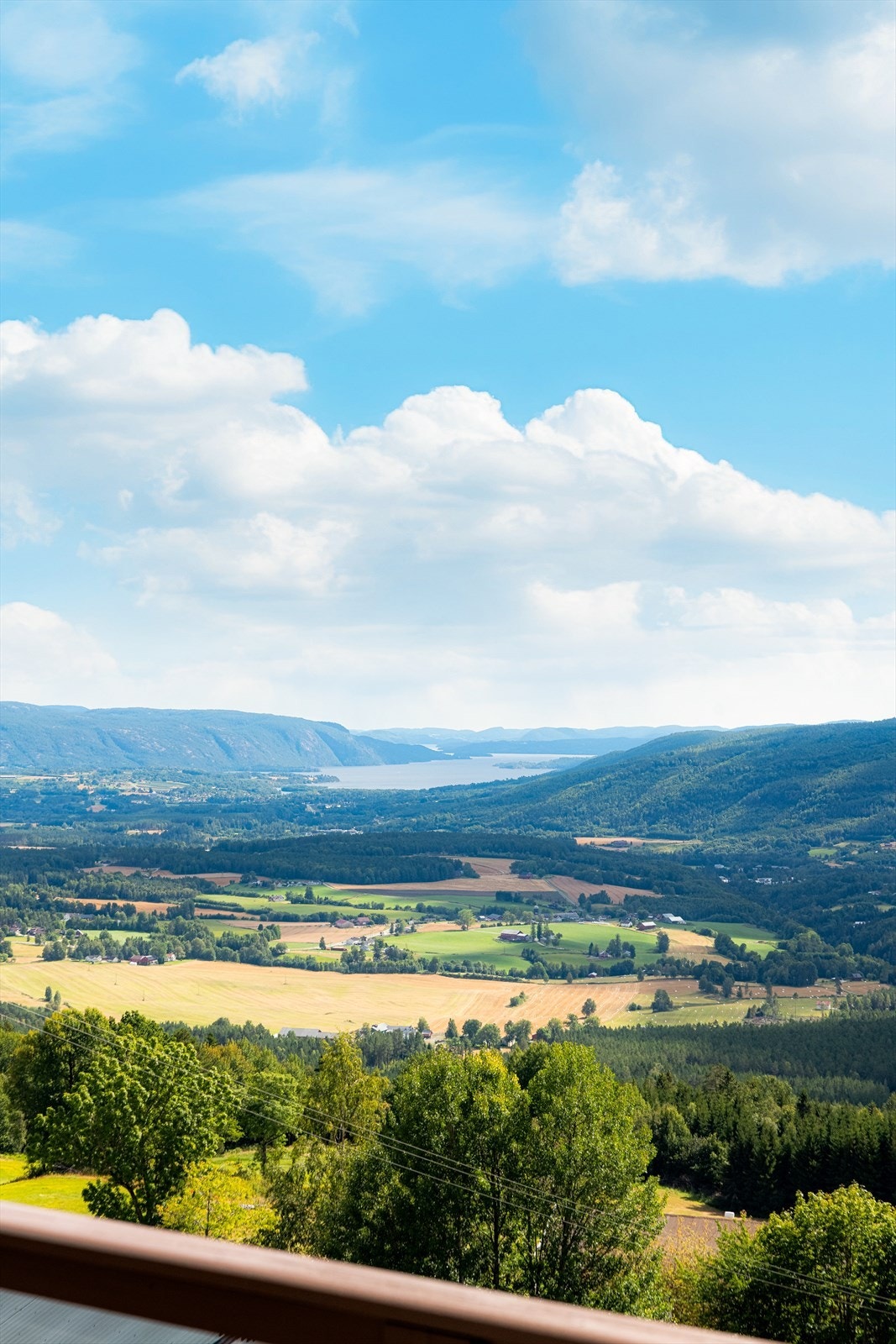 Her er det fantastisk utsikt mot nærområdet og bakenforliggende fjellområder. Galleribilde