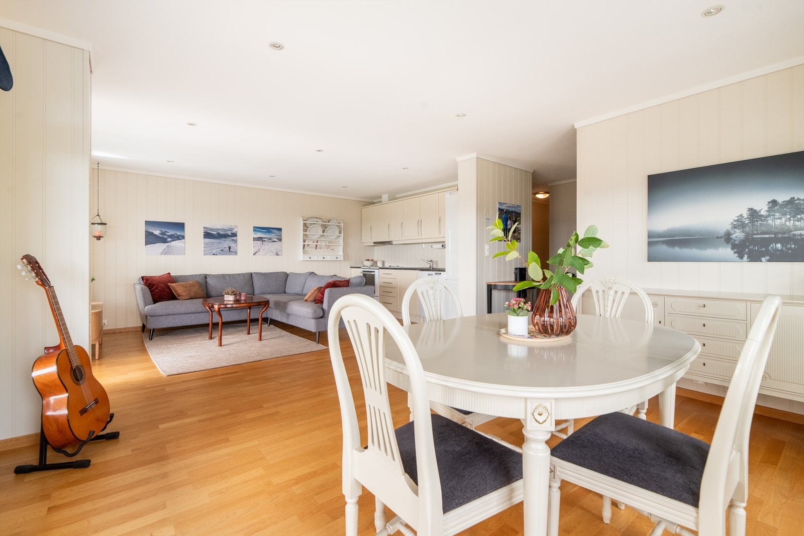 Leiligheten har en romslig stue med åpen kjøkkenløsning. Galleribilde